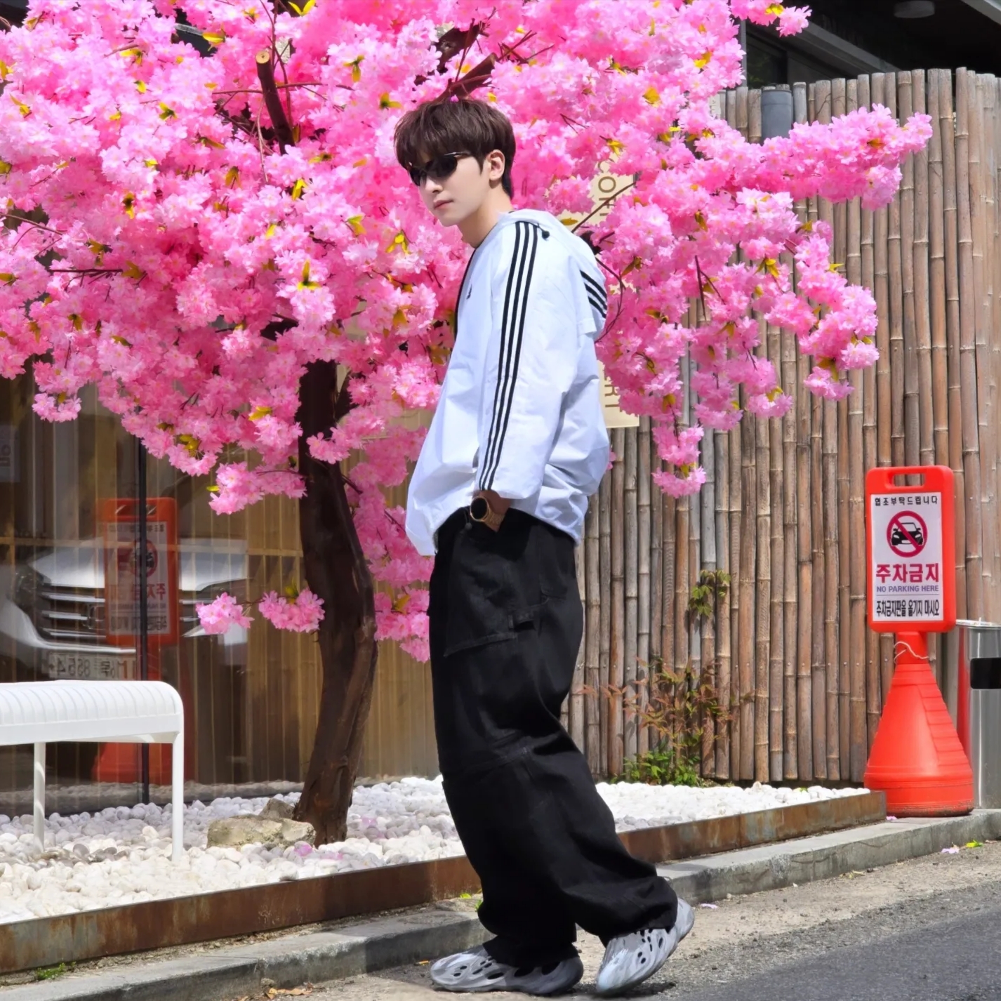 Adidas Essential 3S Woven Windbreaker Jacket White - KR Sizing, Adidas Adicolor Classics Trefoil T-Shirt Black - KR Sizing 착용 스타일 - 3