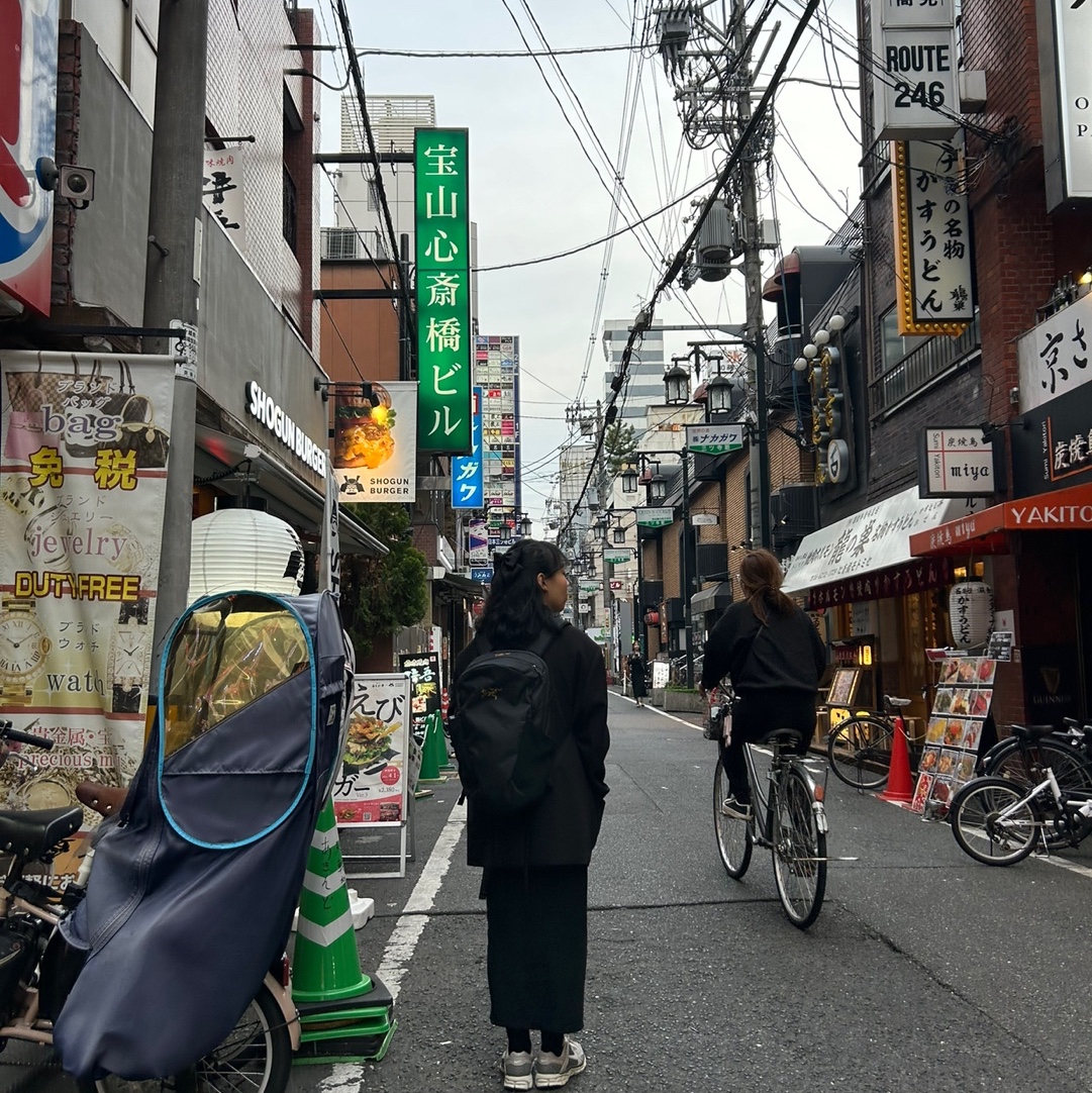 (W) Nike Zoom Vomero 5 Cobblestone and Flat Pewter, Arc'teryx Mantis 26 Backpack Black 착용 스타일 - 1