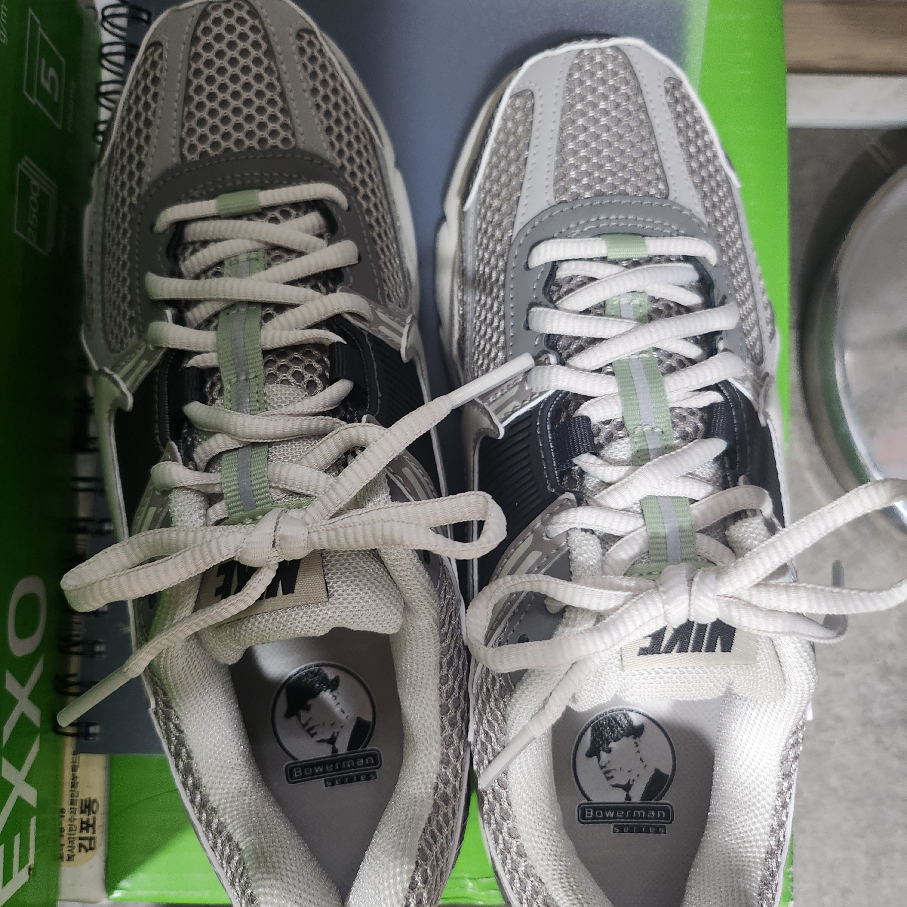 (W) Nike Zoom Vomero 5 Cobblestone and Flat Pewter 착용 스타일