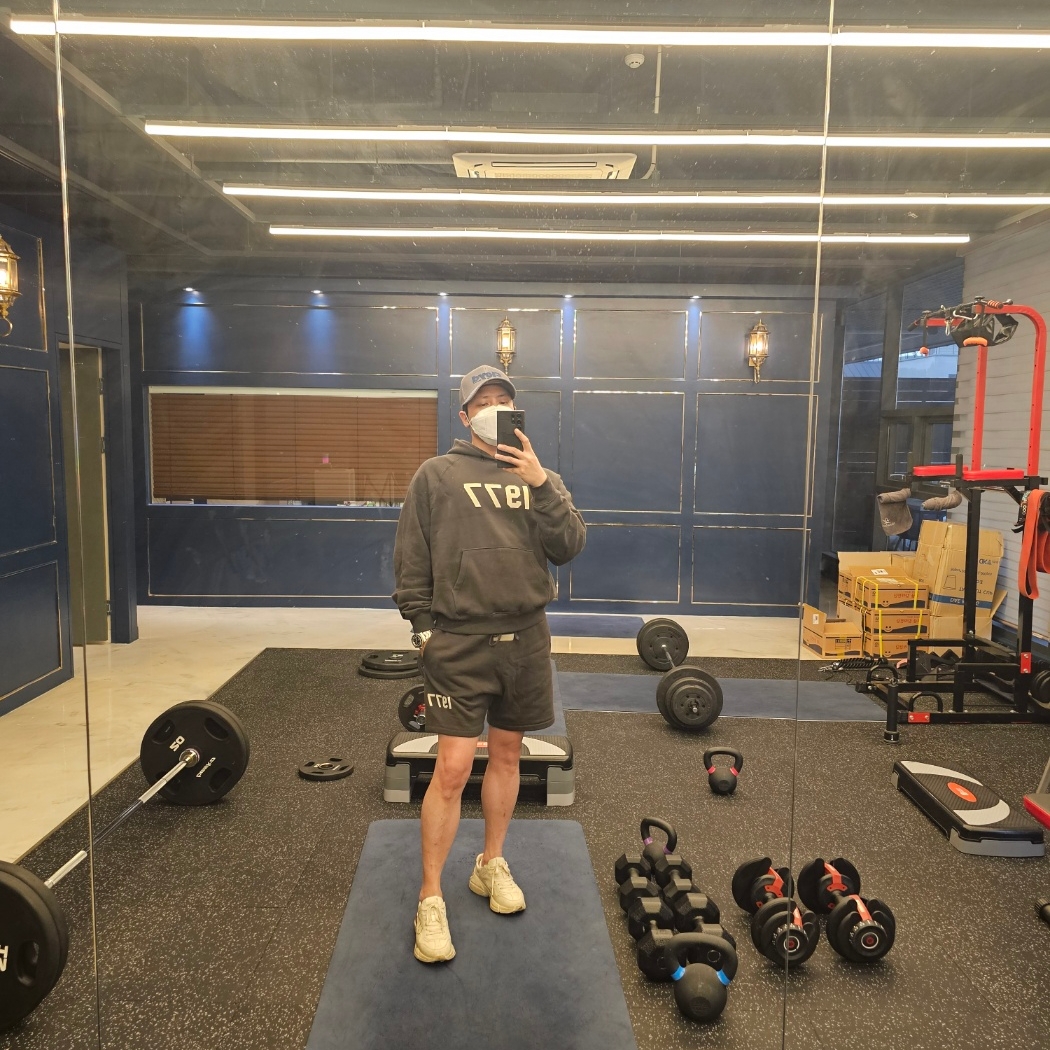 Essentials 1977 Shorts Iron - 22SS, Floyd Baseball Cap Curb Grey Navy 착용 스타일 - 1