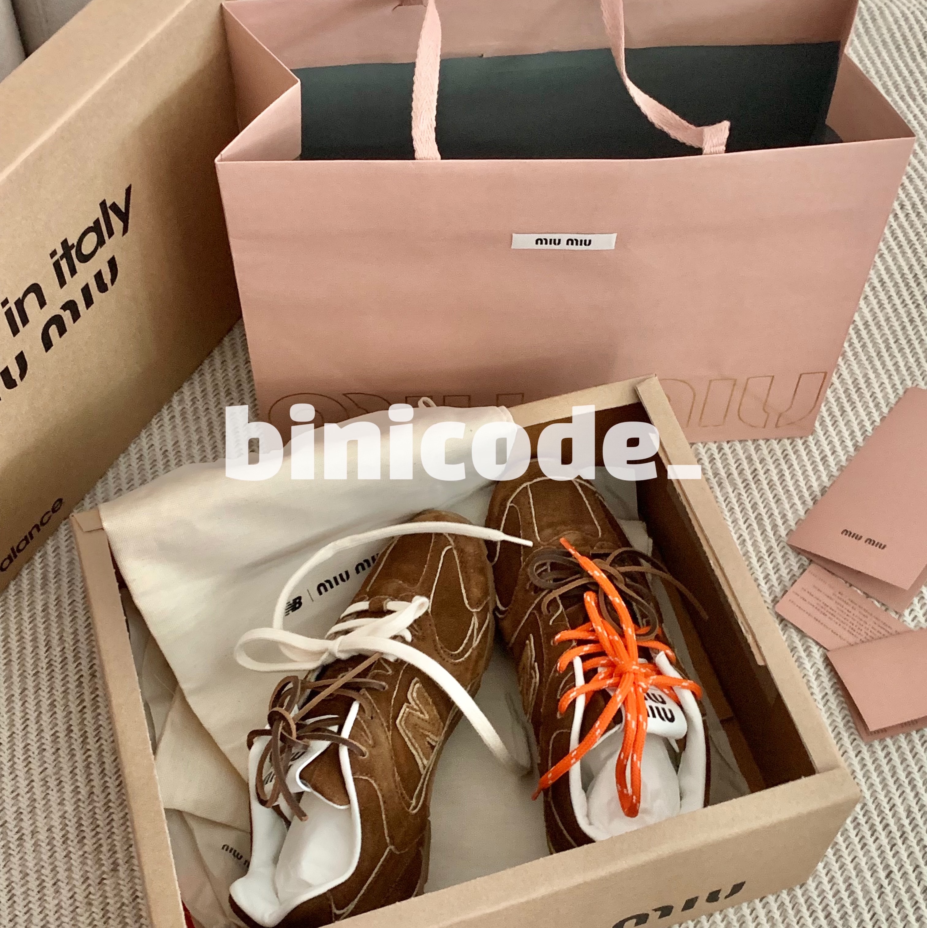 (W) New Balance x Miu Miu 530 Suede Mesh Sneakers Cinnamon 착용 스타일 - 2