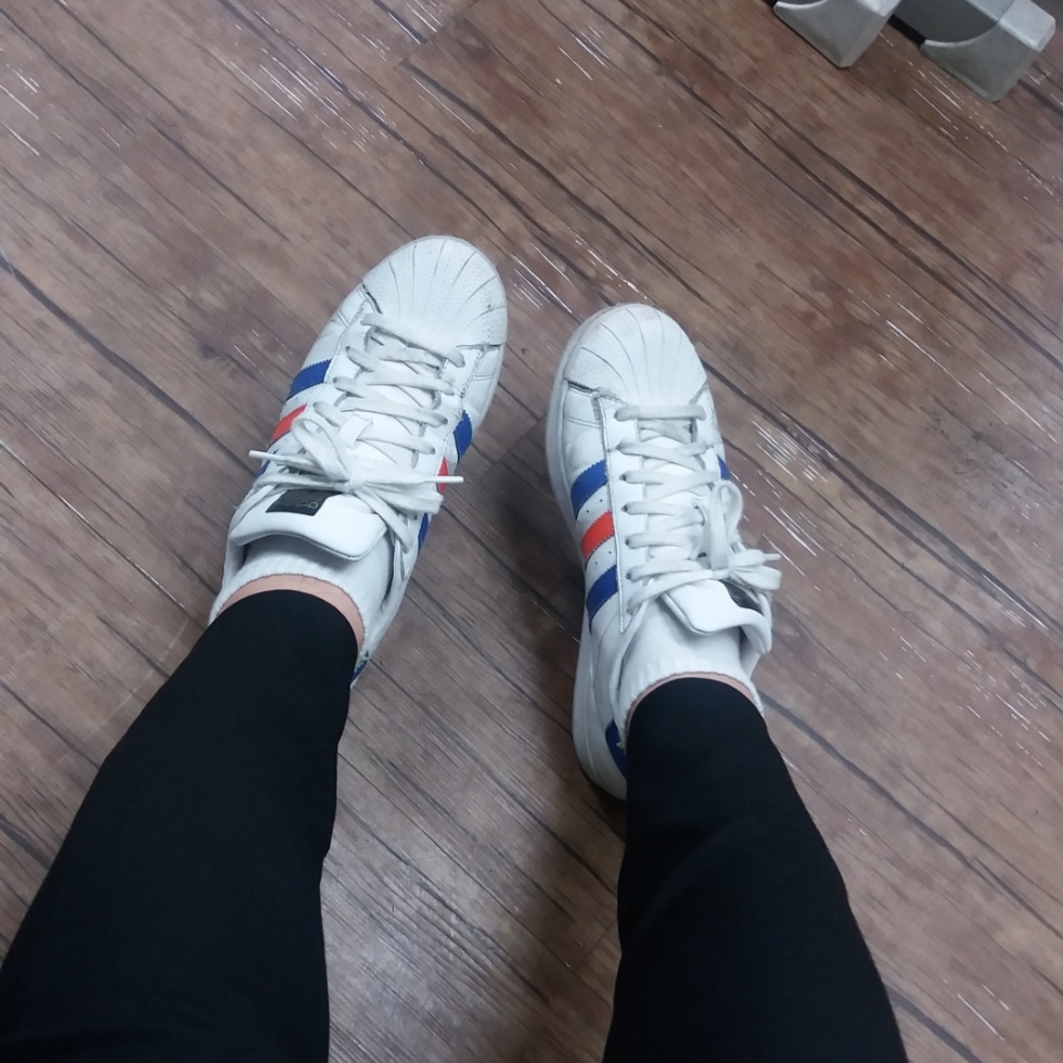 Adidas Superstar White Blue 착용 스타일