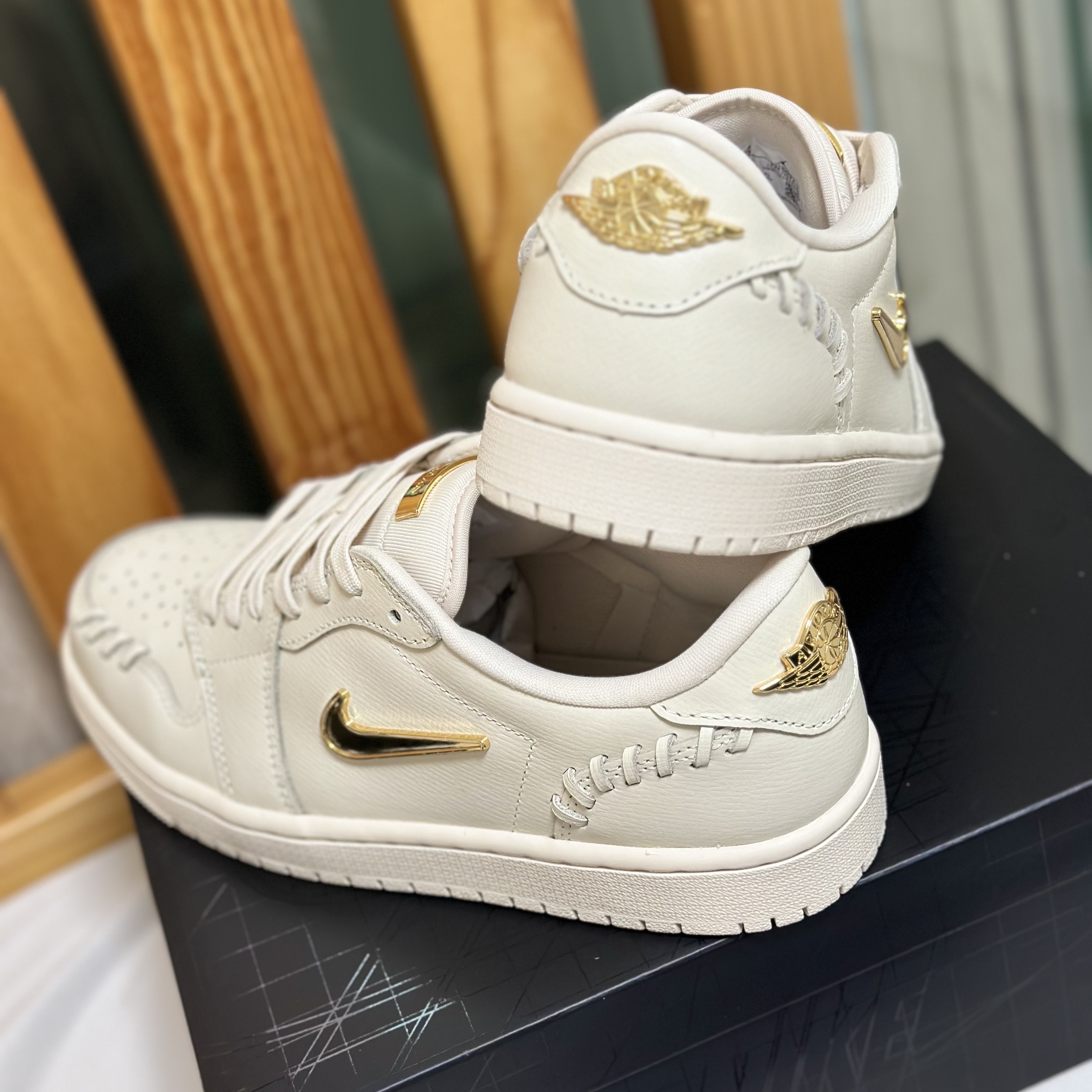 (W) Jordan 1 Low Method of Make Legend Light Brown Metallic Gold 착용 스타일 - 2