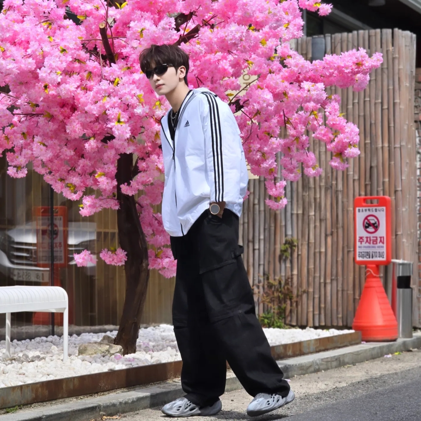 Adidas Essential 3S Woven Windbreaker Jacket White - KR Sizing, Adidas Adicolor Classics Trefoil T-Shirt Black - KR Sizing 착용 스타일 - 2