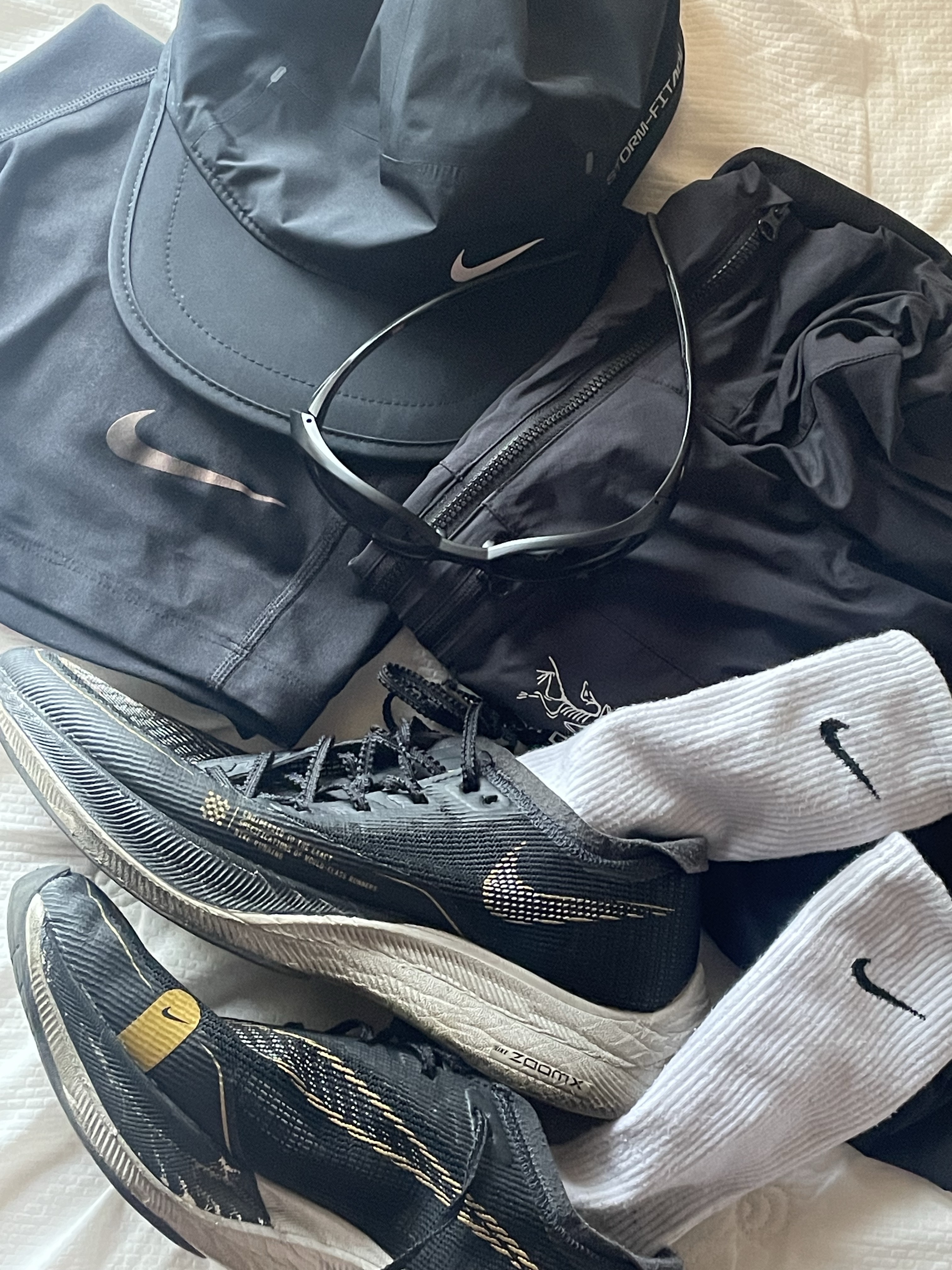 Nike ZoomX Vaporfly Next% 2 Black Gold, Oakley Eye Jacket Redux Matte Black Frame Prizm Grey Lenses High Bridge Fit 착용 스타일 - 1
