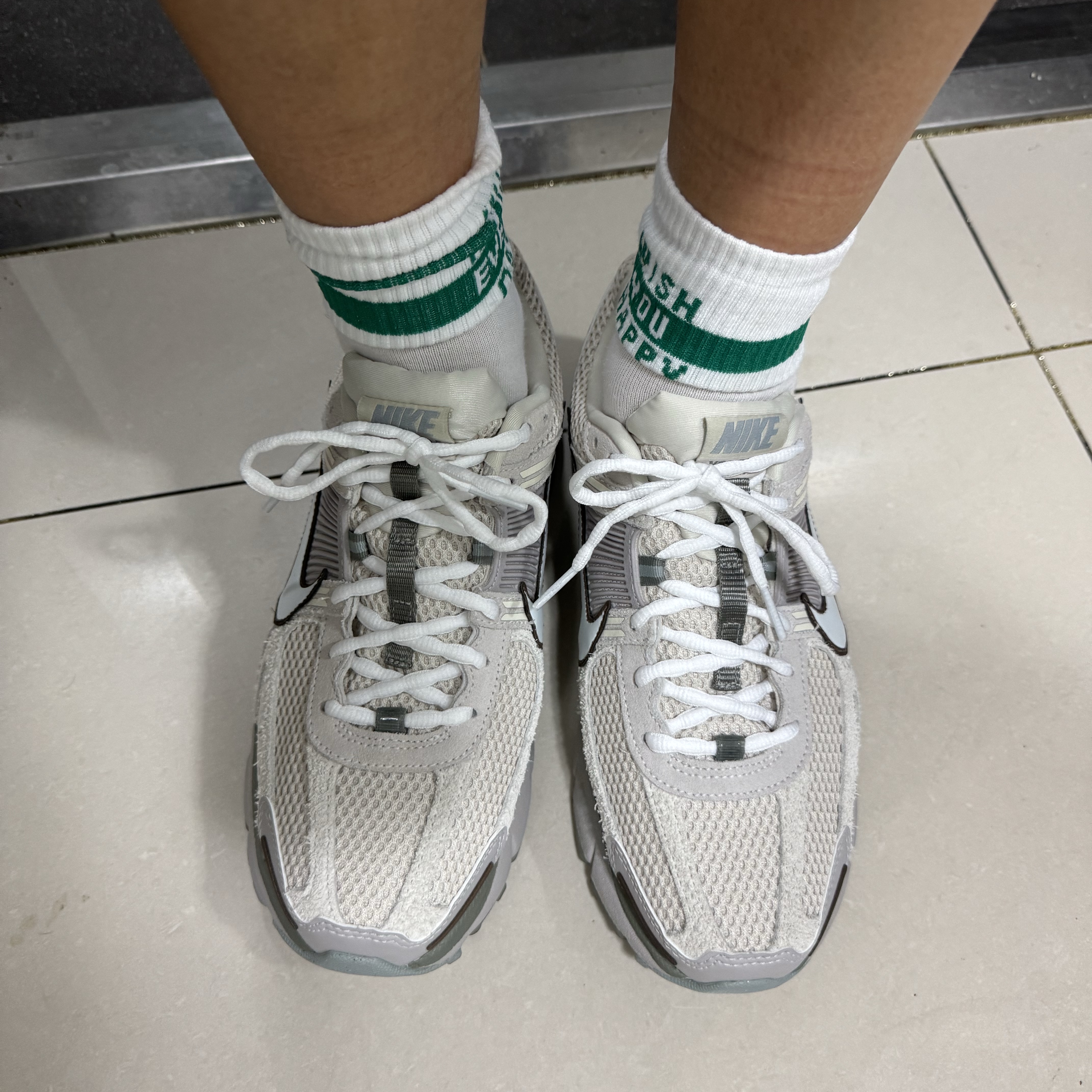 Nike Zoom Vomero 5 SE Light Orewood Brown 착용 스타일 - 1