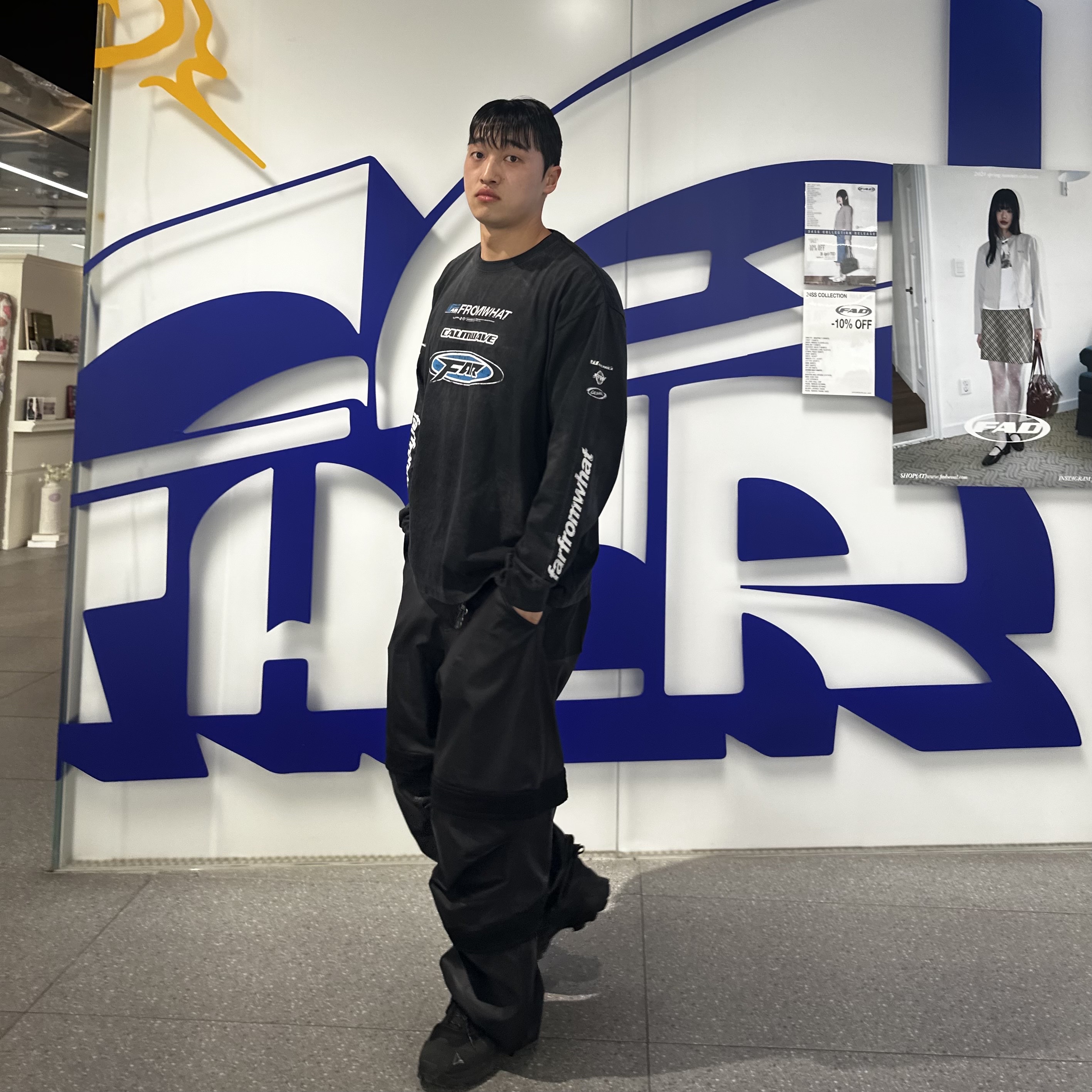 Farfromwhat Far Washed Logo Long Sleeve T-Shirt Black, Roa Hiking Katharina Black 착용 스타일 - 1