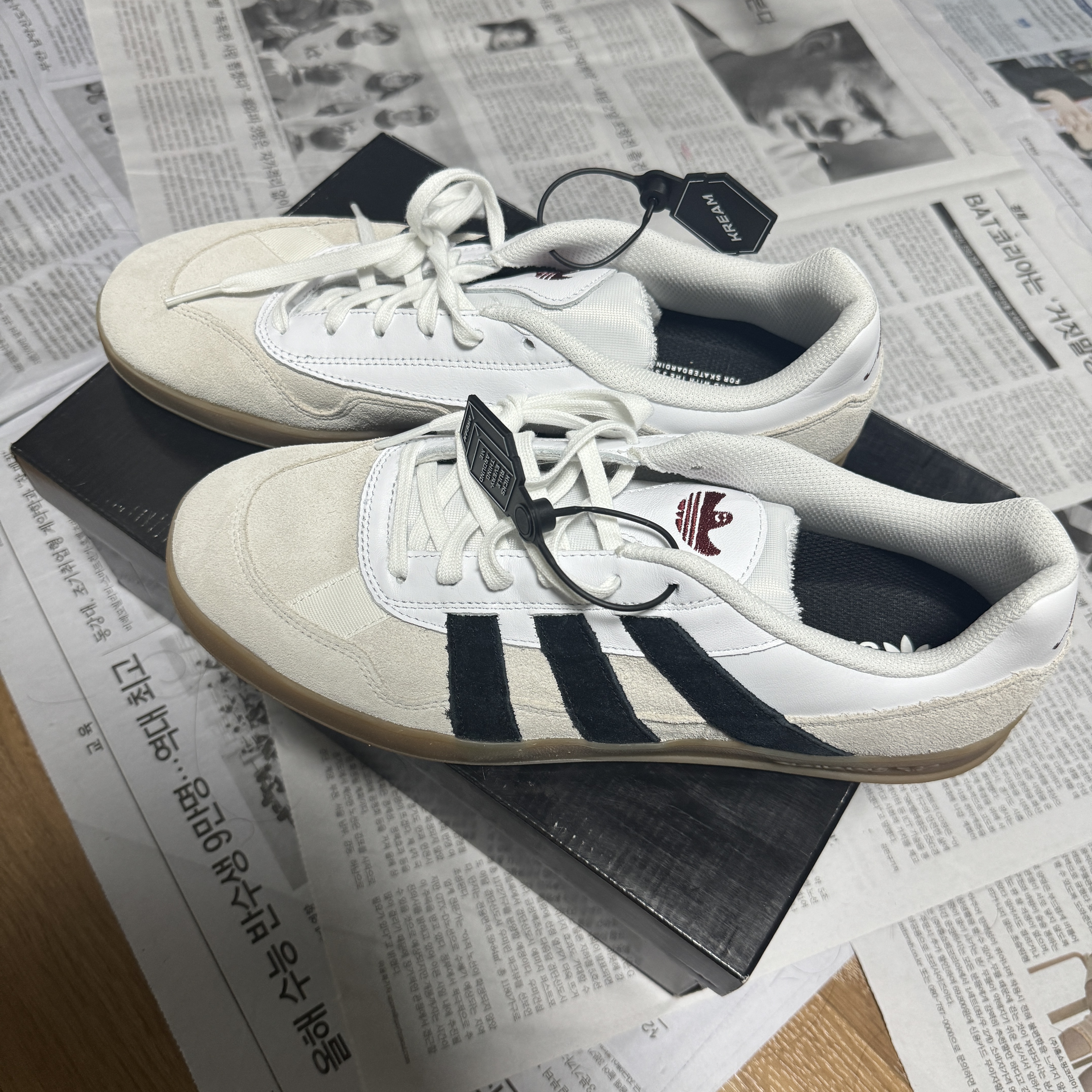 Adidas Aloha Super White Core Black 착용 스타일 - 2