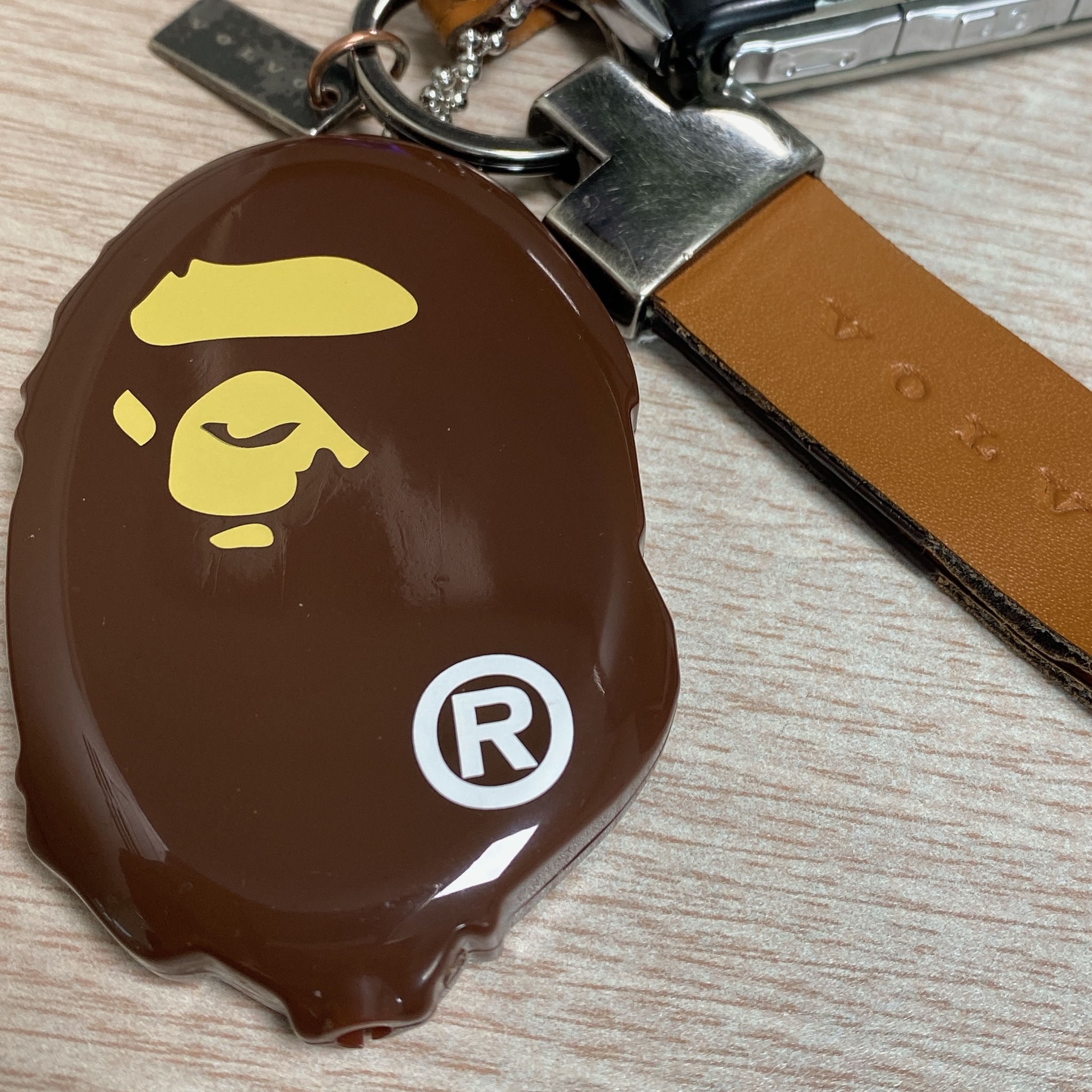 BAPE Ape Head Keychain (Vinyl Acetate) 착용 스타일