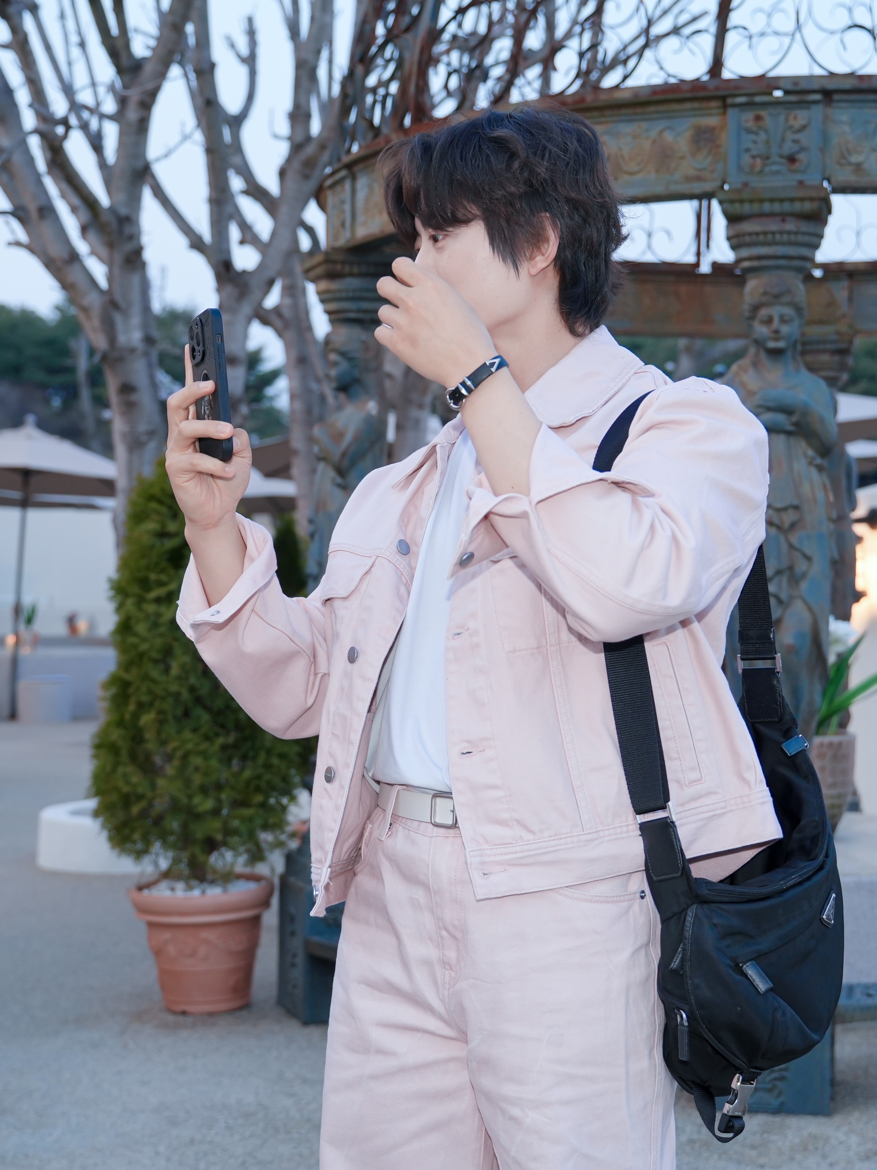 Valentino Rockstud Untitled Sneakers White, Prada Re-Nylon and Saffiano Leather Shoulder Bag Black 착용 스타일 - 3
