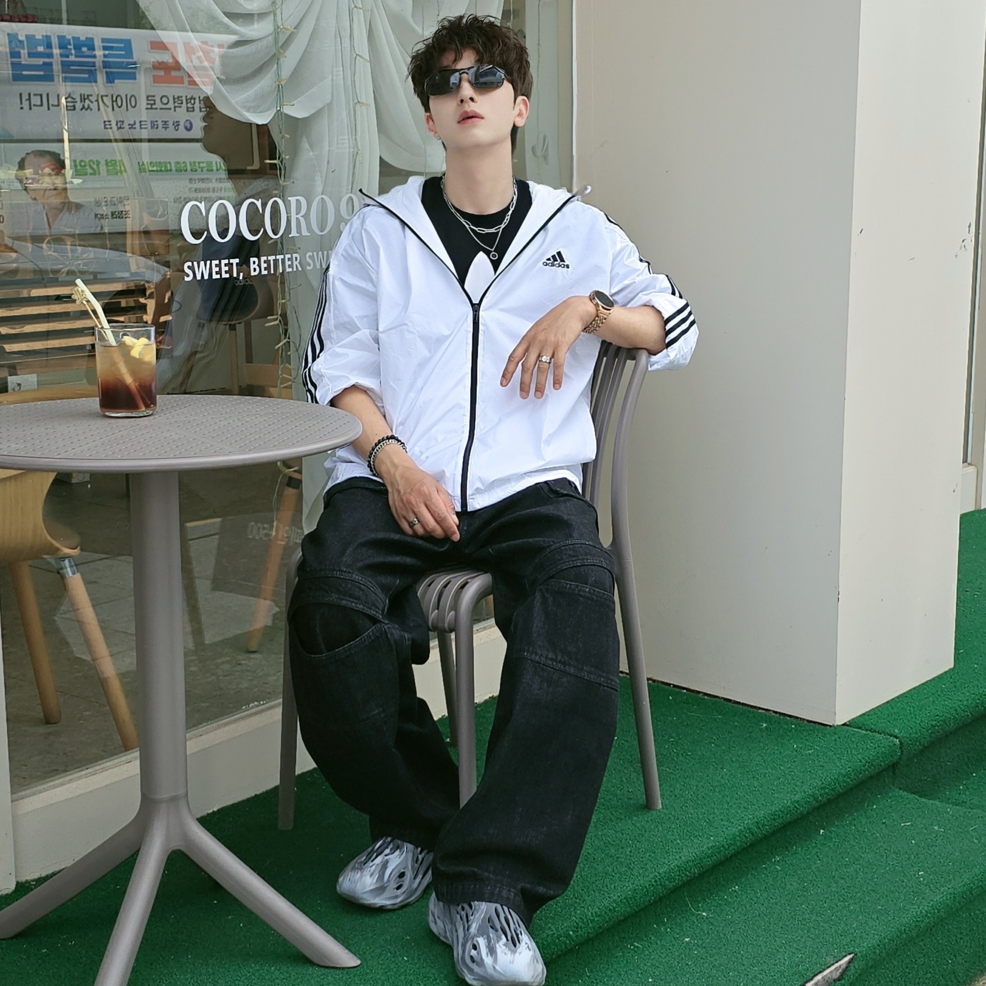 Adidas Essential 3S Woven Windbreaker Jacket White - KR Sizing, Adidas Adicolor Classics Trefoil T-Shirt Black - KR Sizing 착용 스타일 - 1