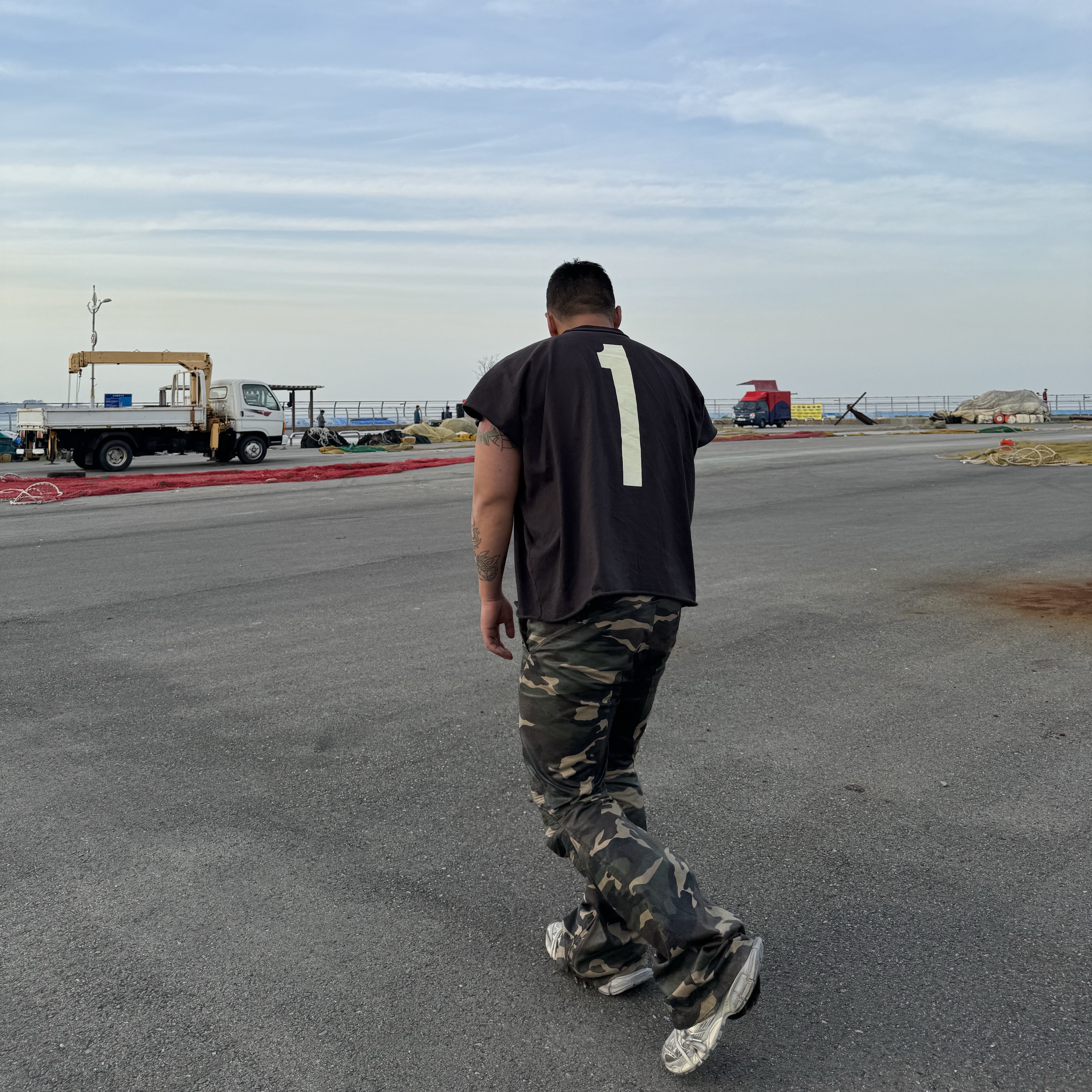Yeezy One Box T-Shirt Black, Project G/R Coated Biker Armoured Flare Pants Camo 착용 스타일 - 2