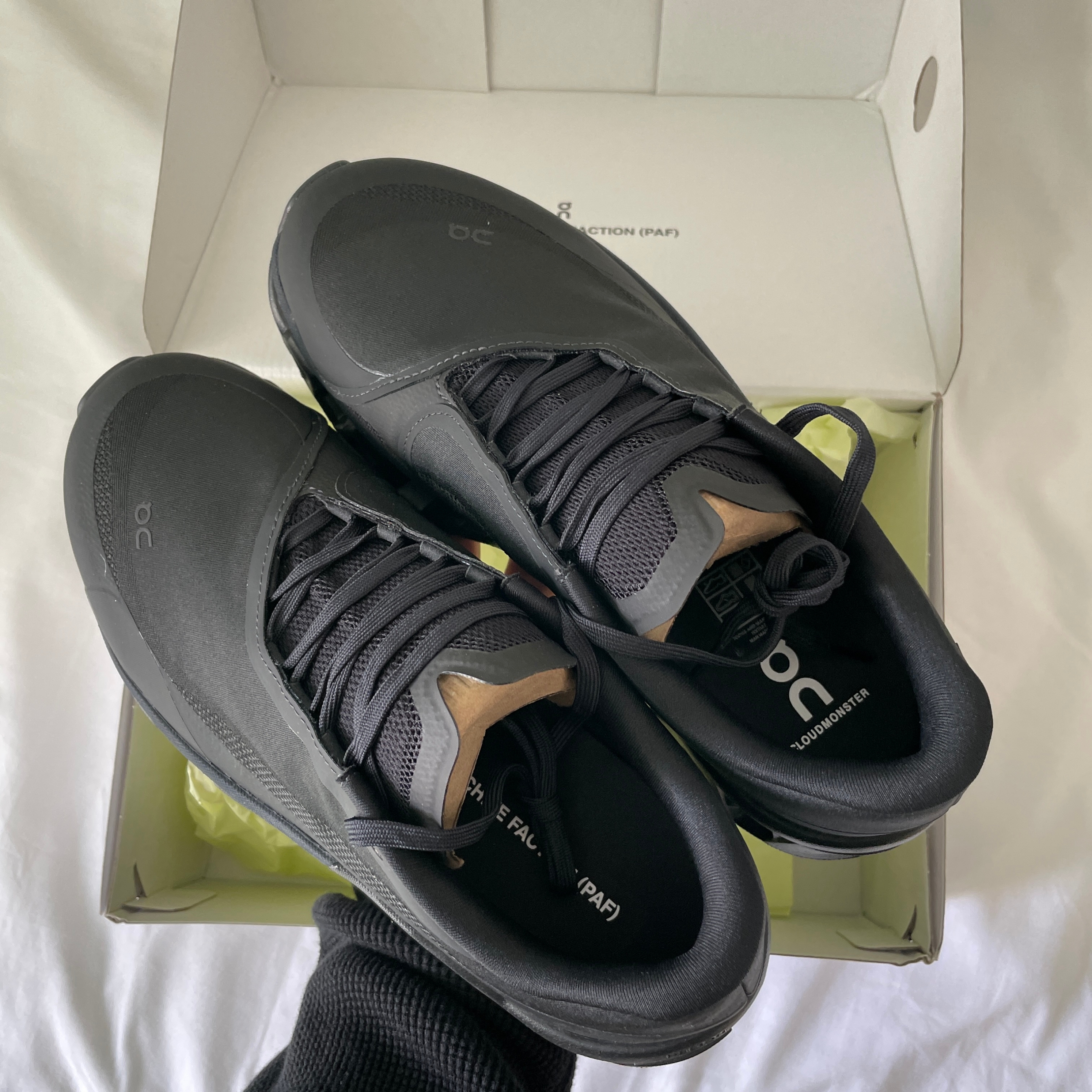 On Running x Post Archive Faction (Paf) Cloudmonster 2 Black Magnet, Balenciaga Le Cagole Men Card Case On Keychain Black 착용 스타일 - 1