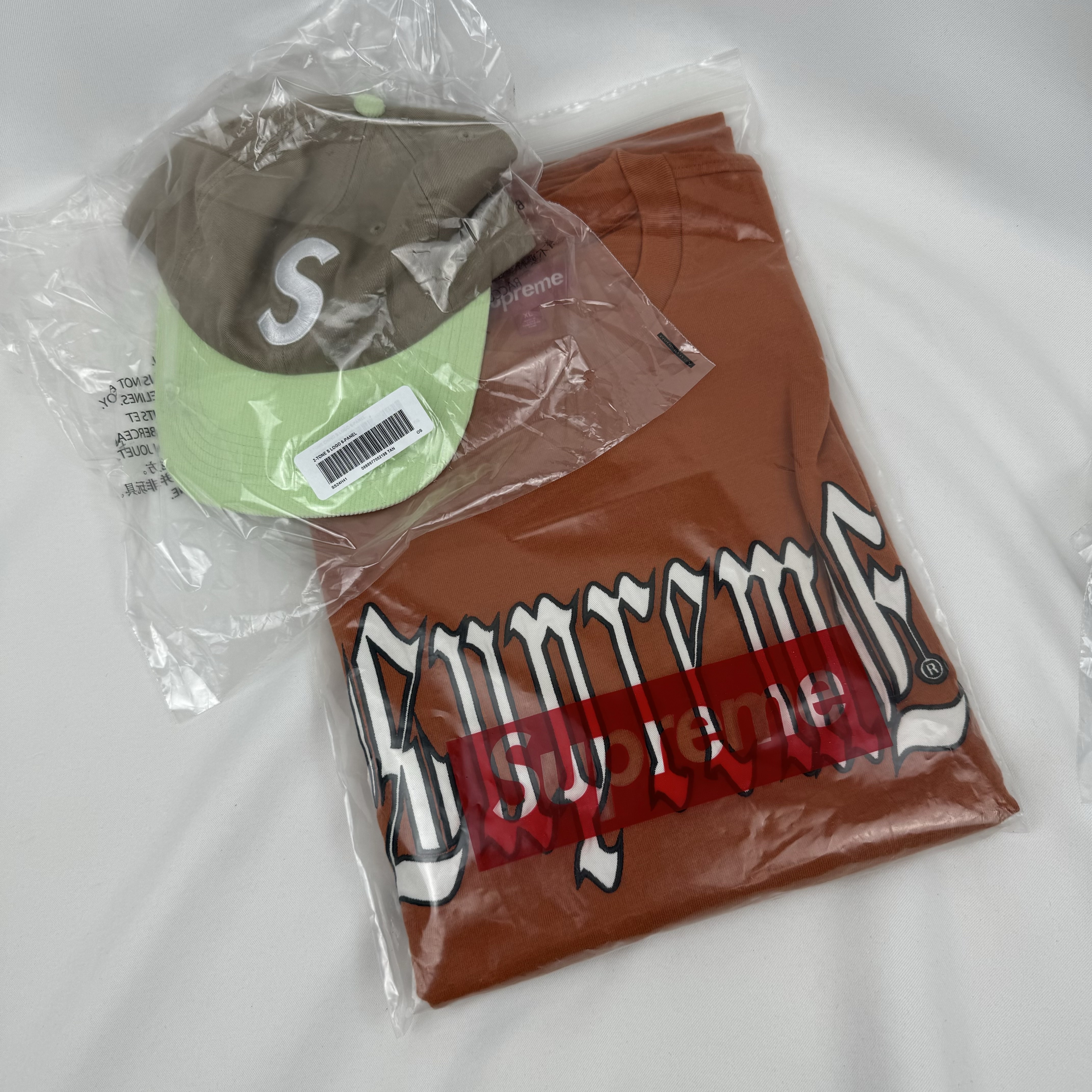 Supreme 2-Tone S Logo 6-Panel Tan - 24SS, Supreme Old English S/S Top Rust - 24SS 착용 스타일