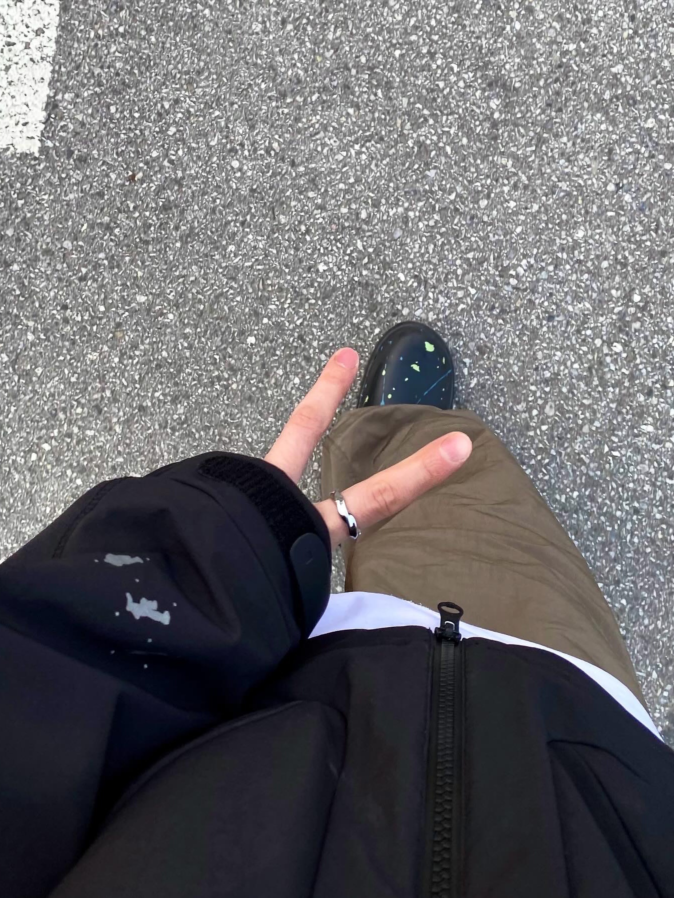 Oofos x Thisisneverthat Clog Black, Supreme Visor Stitch 6-Panel Black - 23SS 착용 스타일 - 2