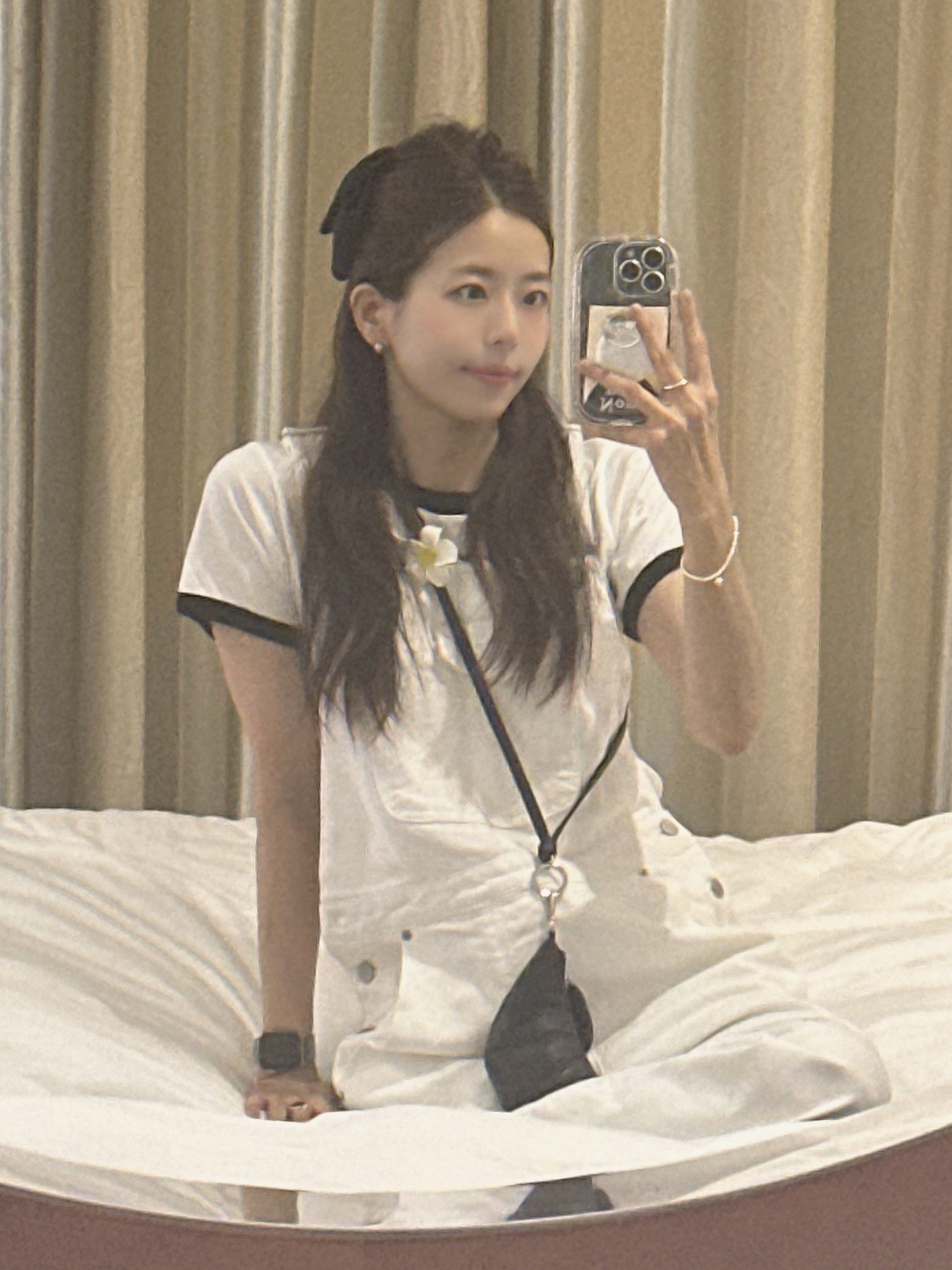 Lemaire Croissant Coin Purse Necklace Dark Chocolate 착용 스타일 - 3