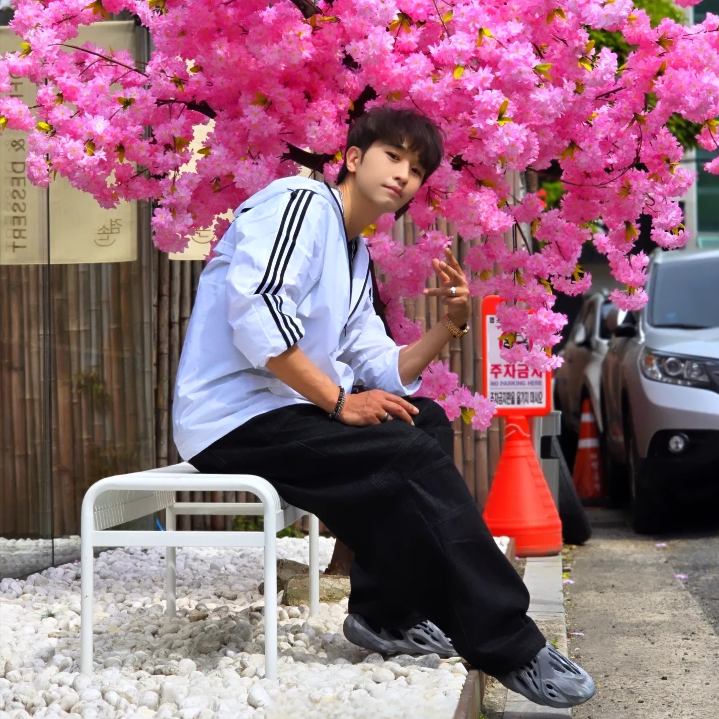 Adidas Essential 3S Woven Windbreaker Jacket White - KR Sizing, Adidas Adicolor Classics Trefoil T-Shirt Black - KR Sizing 착용 스타일 - 1