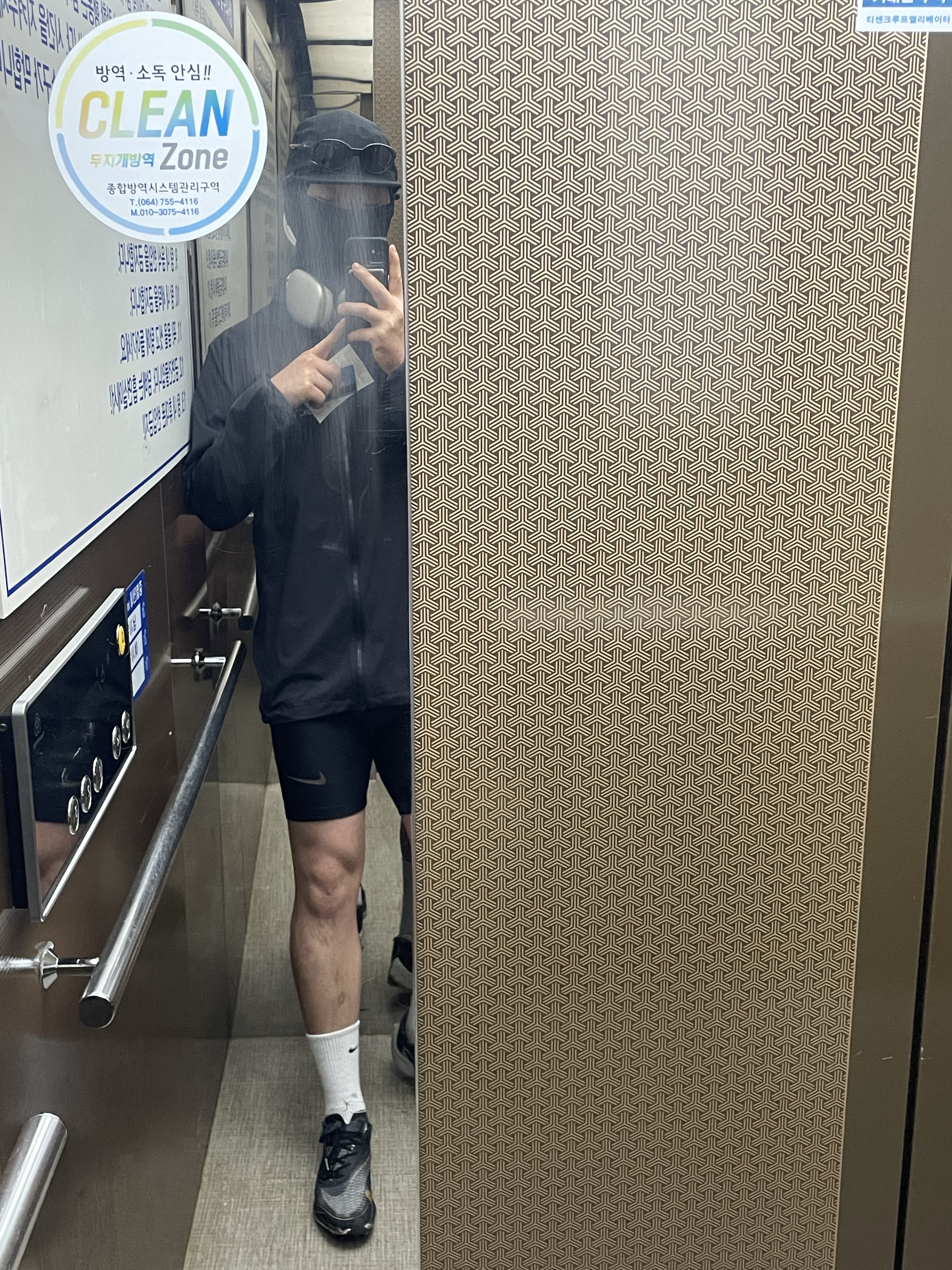 Nike ZoomX Vaporfly Next% 2 Black Gold, Oakley Eye Jacket Redux Matte Black Frame Prizm Grey Lenses High Bridge Fit 착용 스타일 - 2