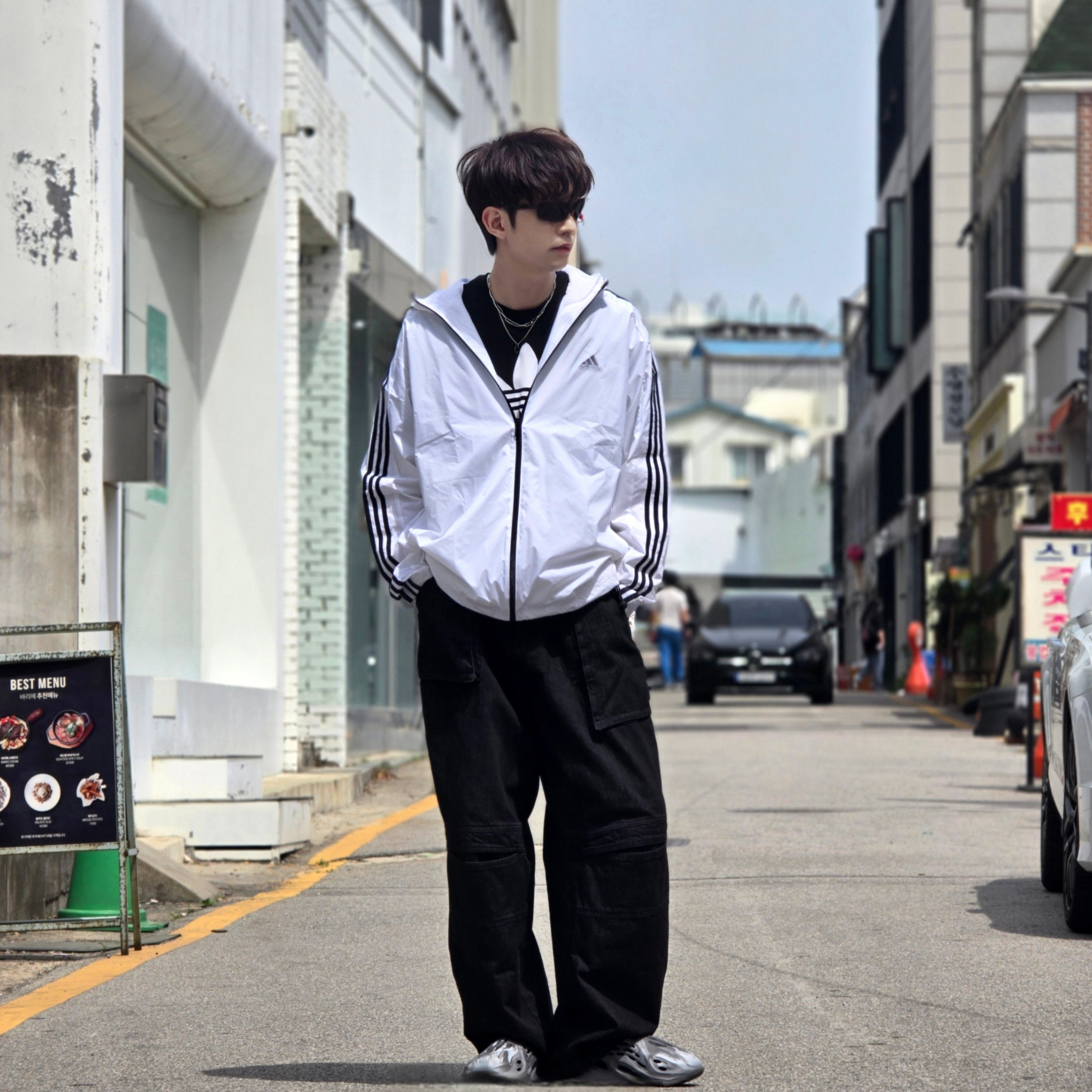 Adidas Essential 3S Woven Windbreaker Jacket White - KR Sizing, Adidas Adicolor Classics Trefoil T-Shirt Black - KR Sizing 착용 스타일 - 10