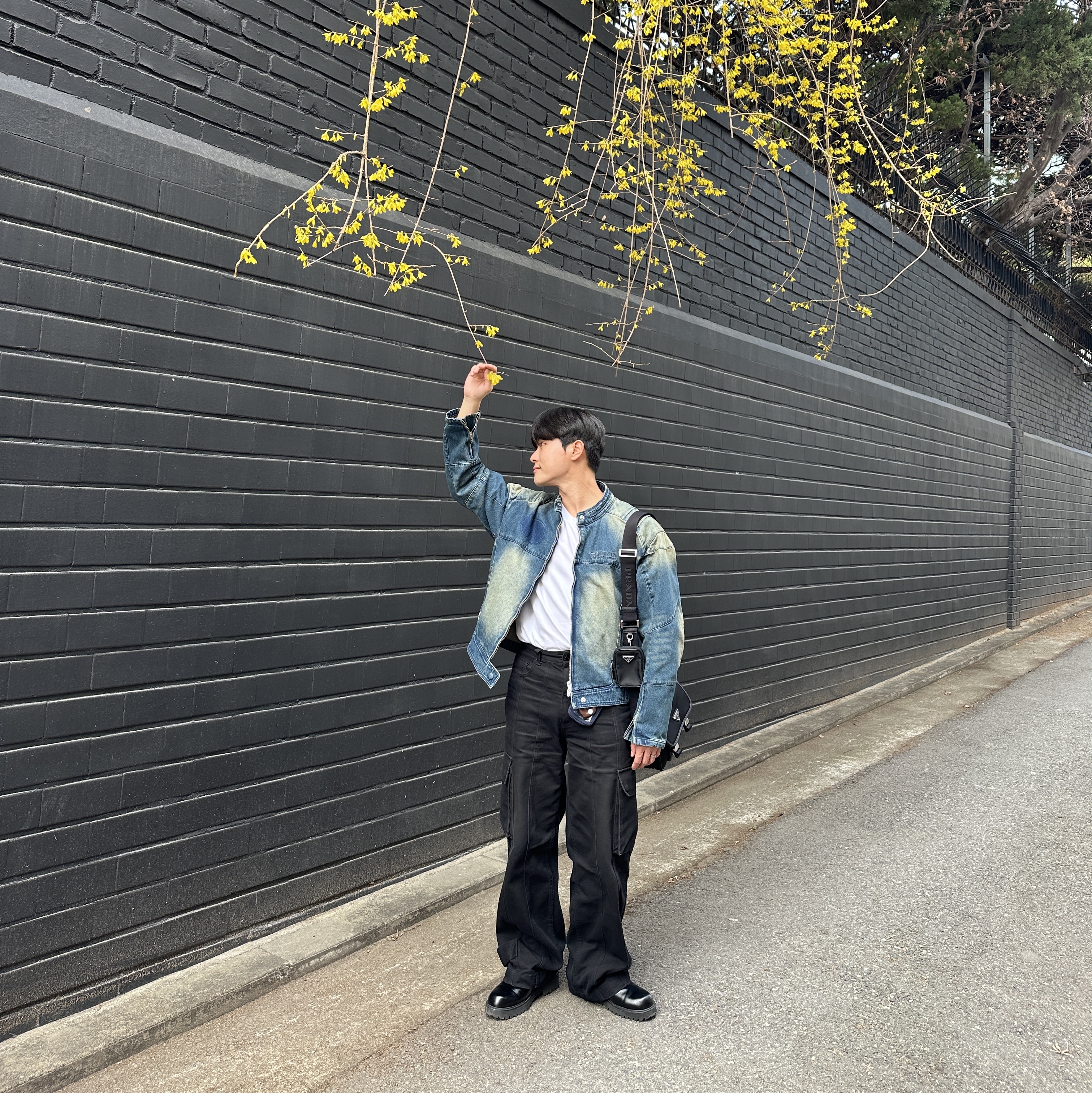 ETCE Denim Racer Jacket Blue, Prada Re-Nylon and Saffiano Leather Shoulder Bag Black 착용 스타일 - 2