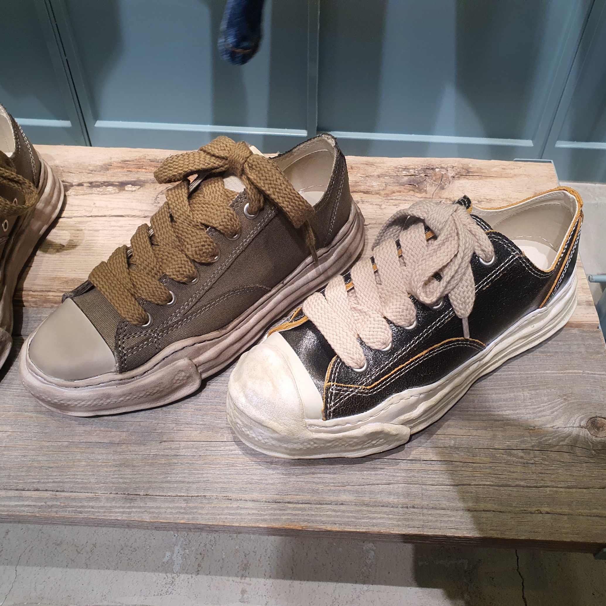 Maison Mihara Yasuhiro Hank OG Sole Leather Low-top Sneakers Black 착용 스타일