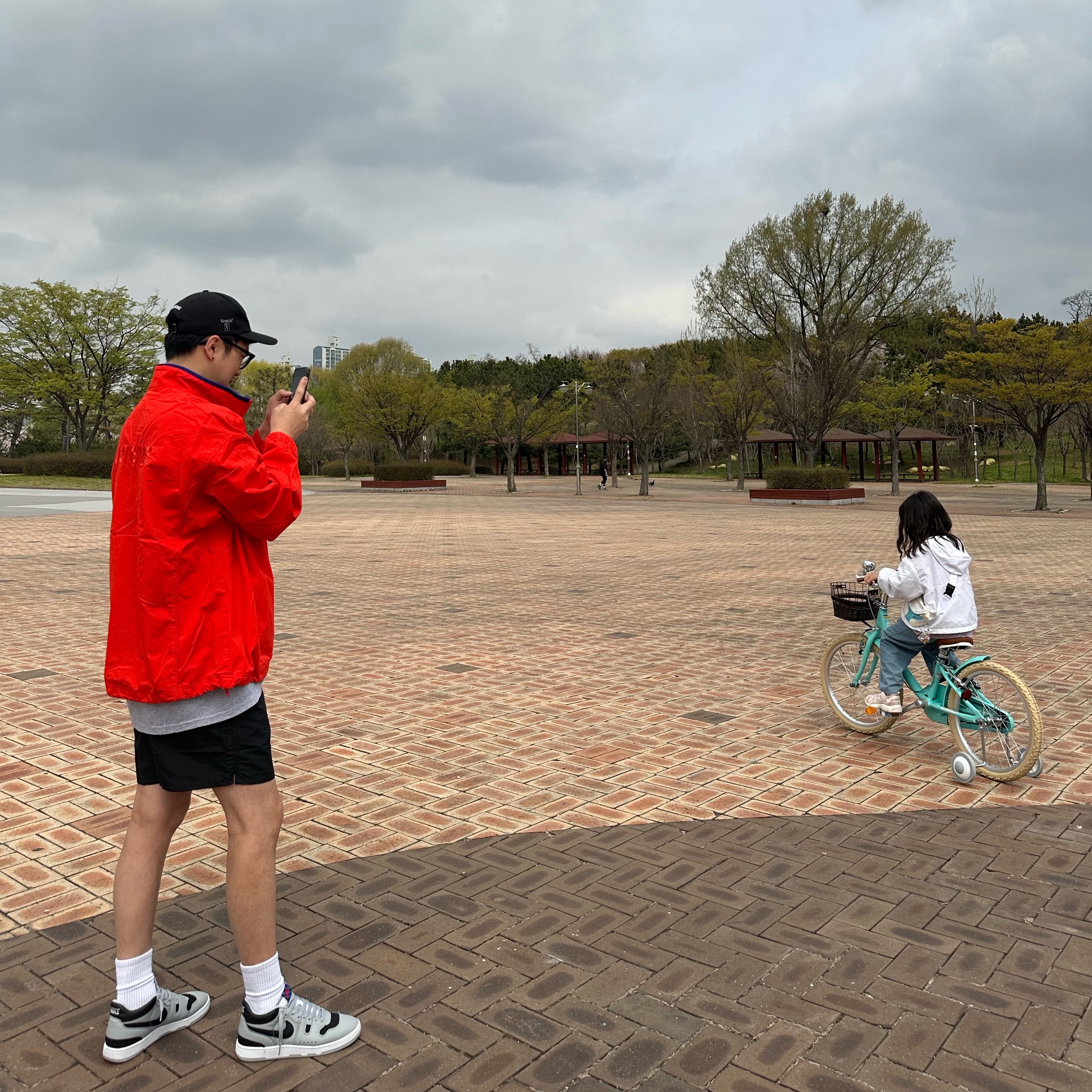 Supreme x Umbro Cotton Ripstop Track Jacket Red - 23FW, Stussy Stock Water Shorts Black 착용 스타일