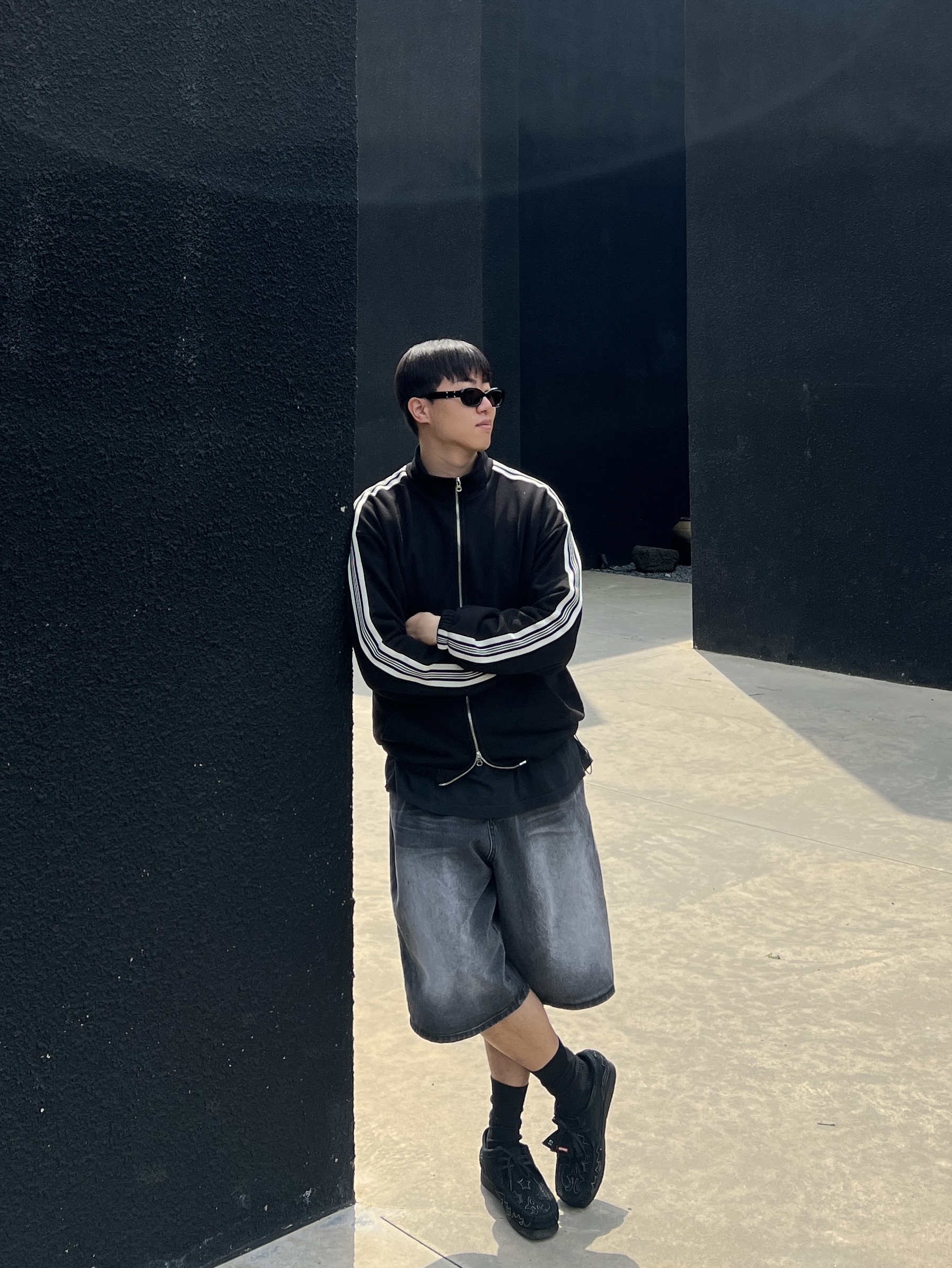 Apple AirPods Max Lightning Silver (Korean Ver.), Clarks x Supreme Wallabee Black 착용 스타일 - 2