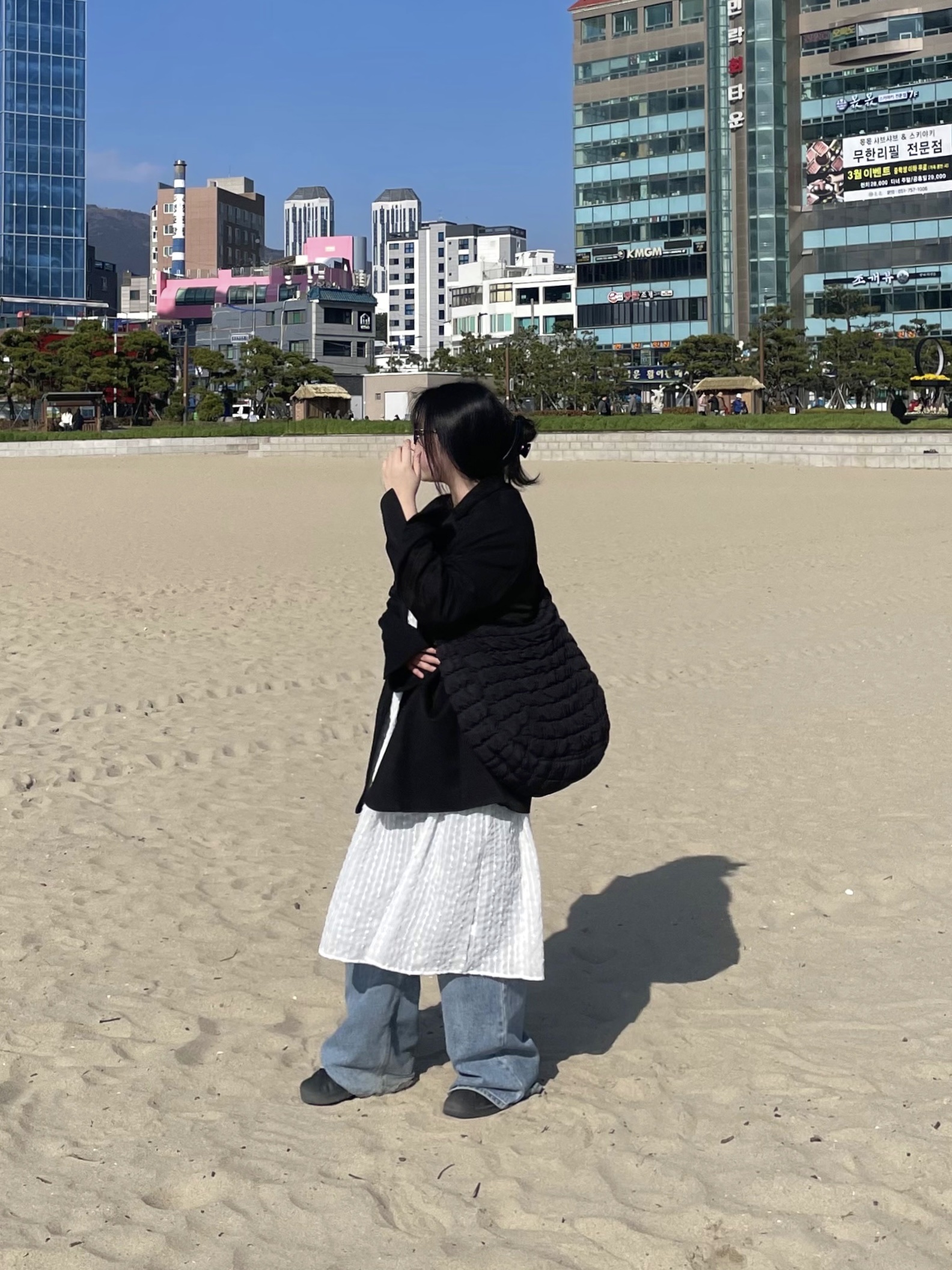 COS Quilted Oversized Shoulder Bag Black, Adidas Superstar Core Black White 착용 스타일 - 4