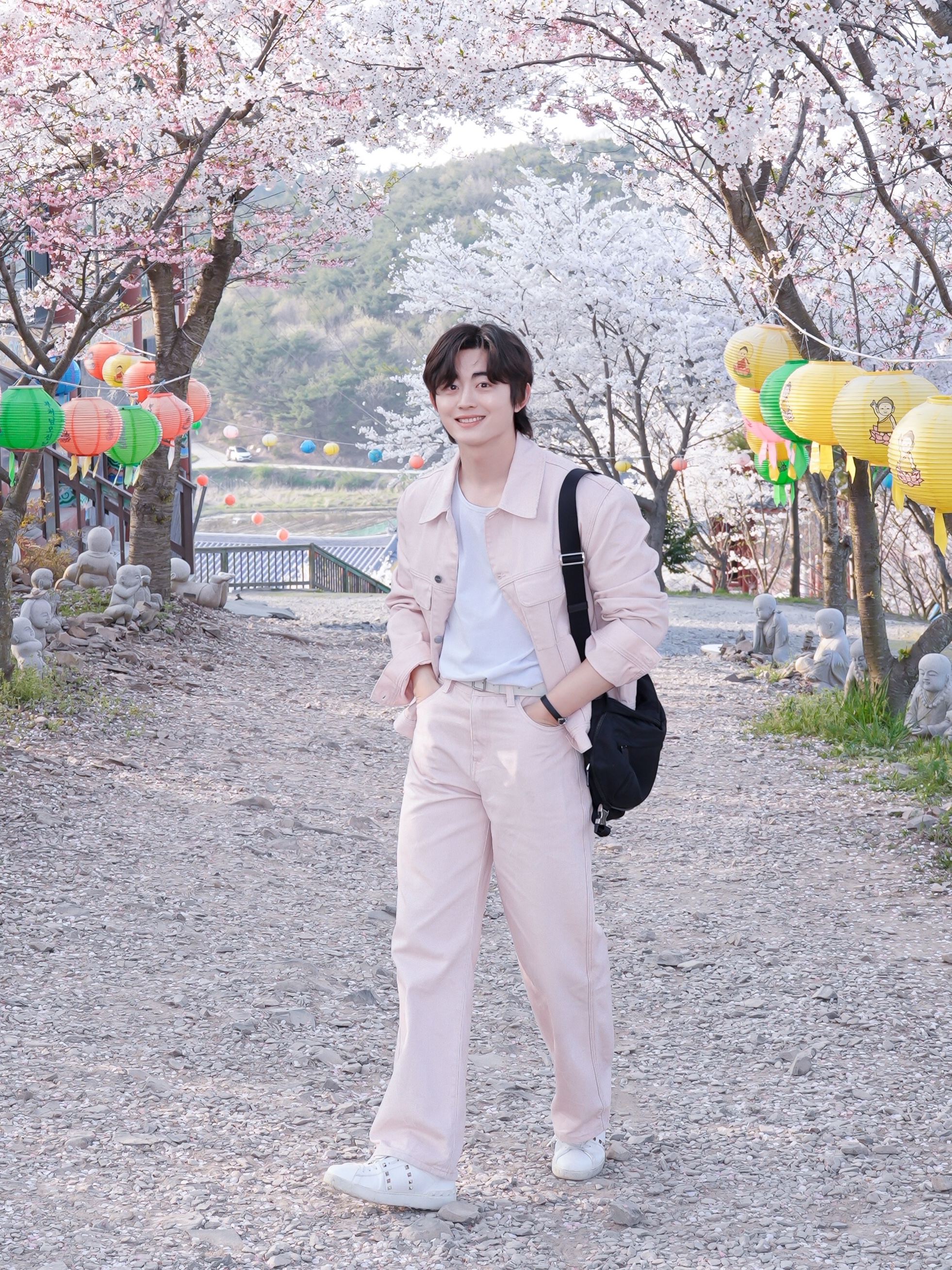 Valentino Rockstud Untitled Sneakers White, Prada Re-Nylon and Saffiano Leather Shoulder Bag Black 착용 스타일 - 1