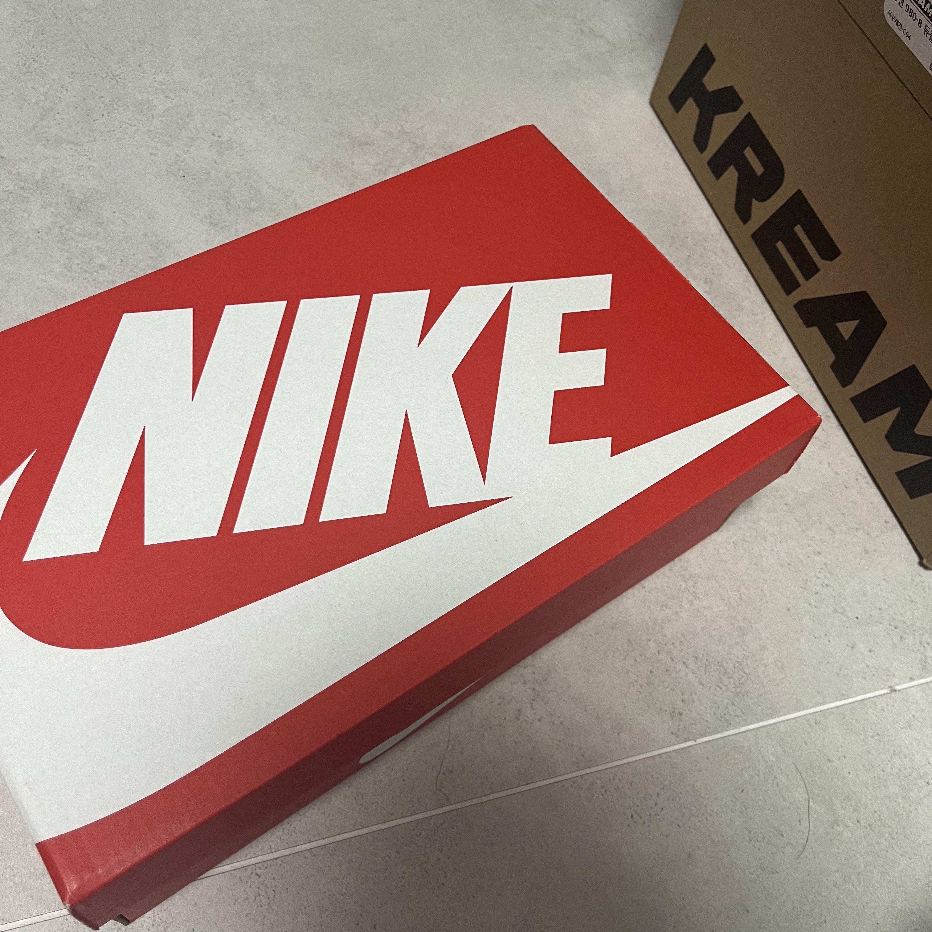 Nike V2K Run Pure Platinum Wolf Grey 착용 스타일 - 2