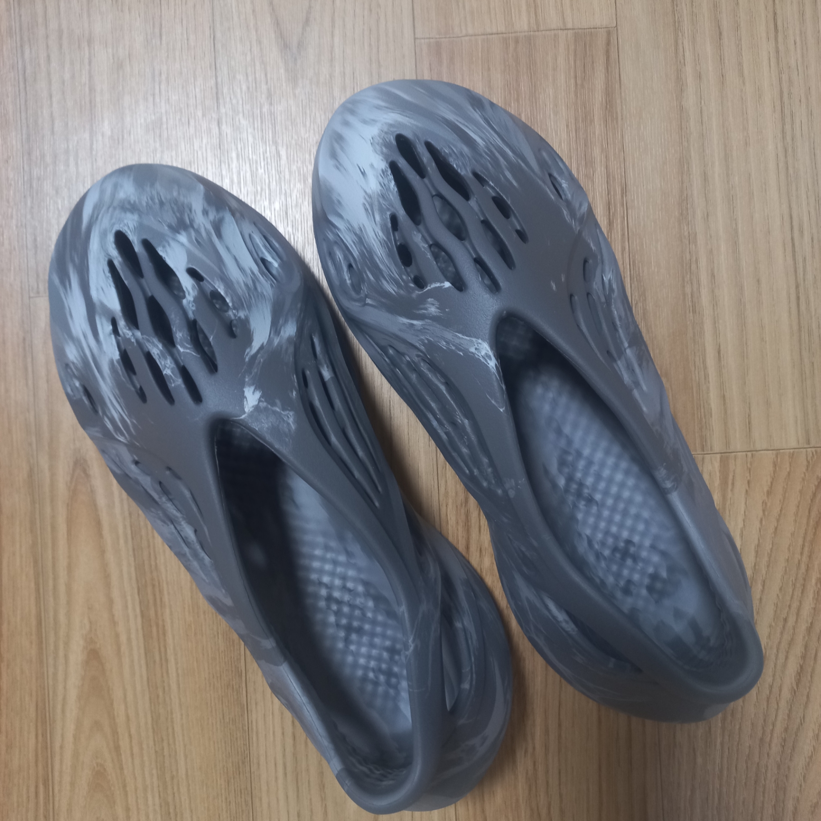 Adidas Yeezy Foam RNNR MX Granite 착용 스타일