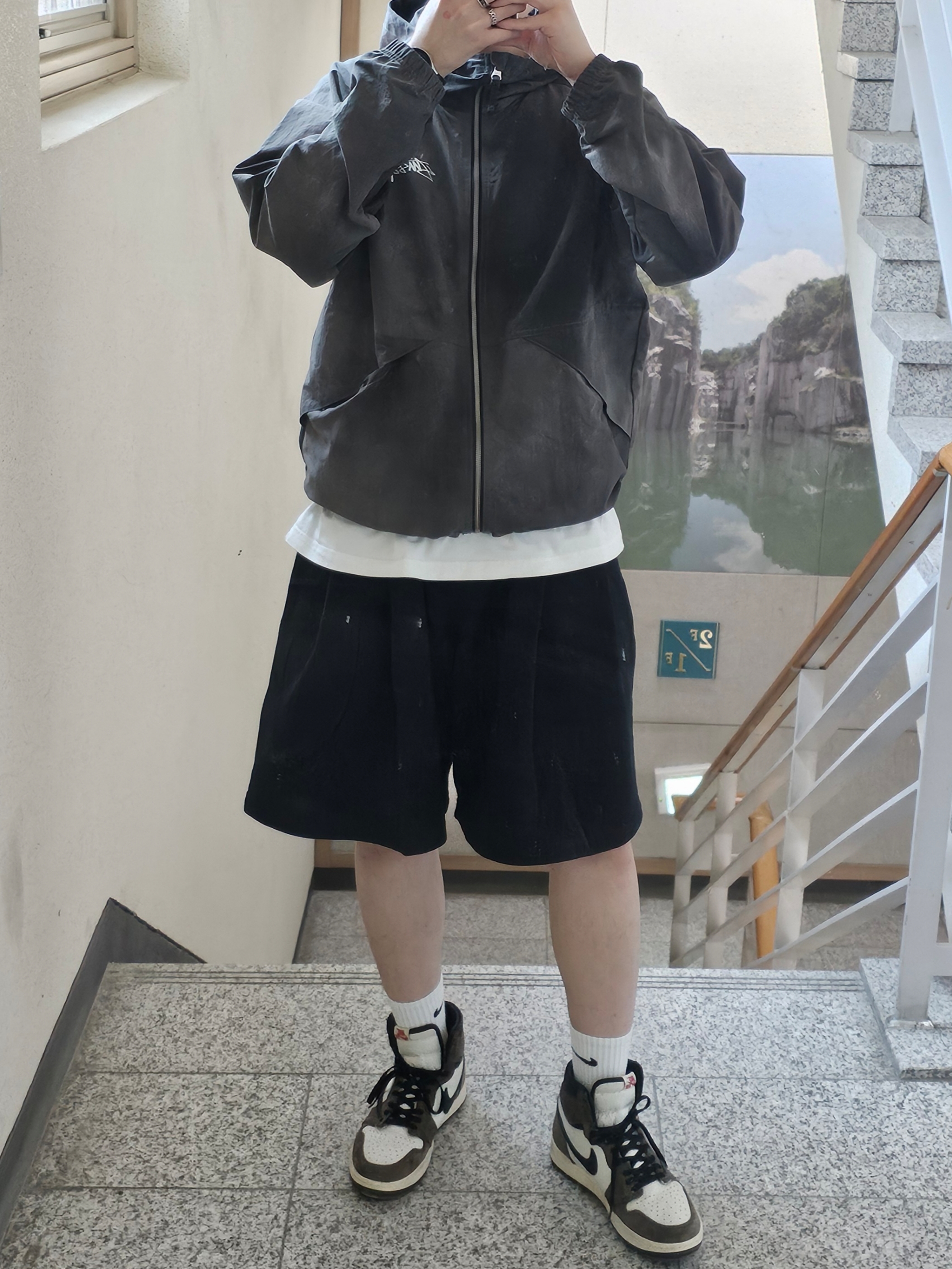 Jordan 1 x Travis Scott Retro High OG SP Mocha, Stussy Wave Dye Beach Shell Jacket Black 착용 스타일