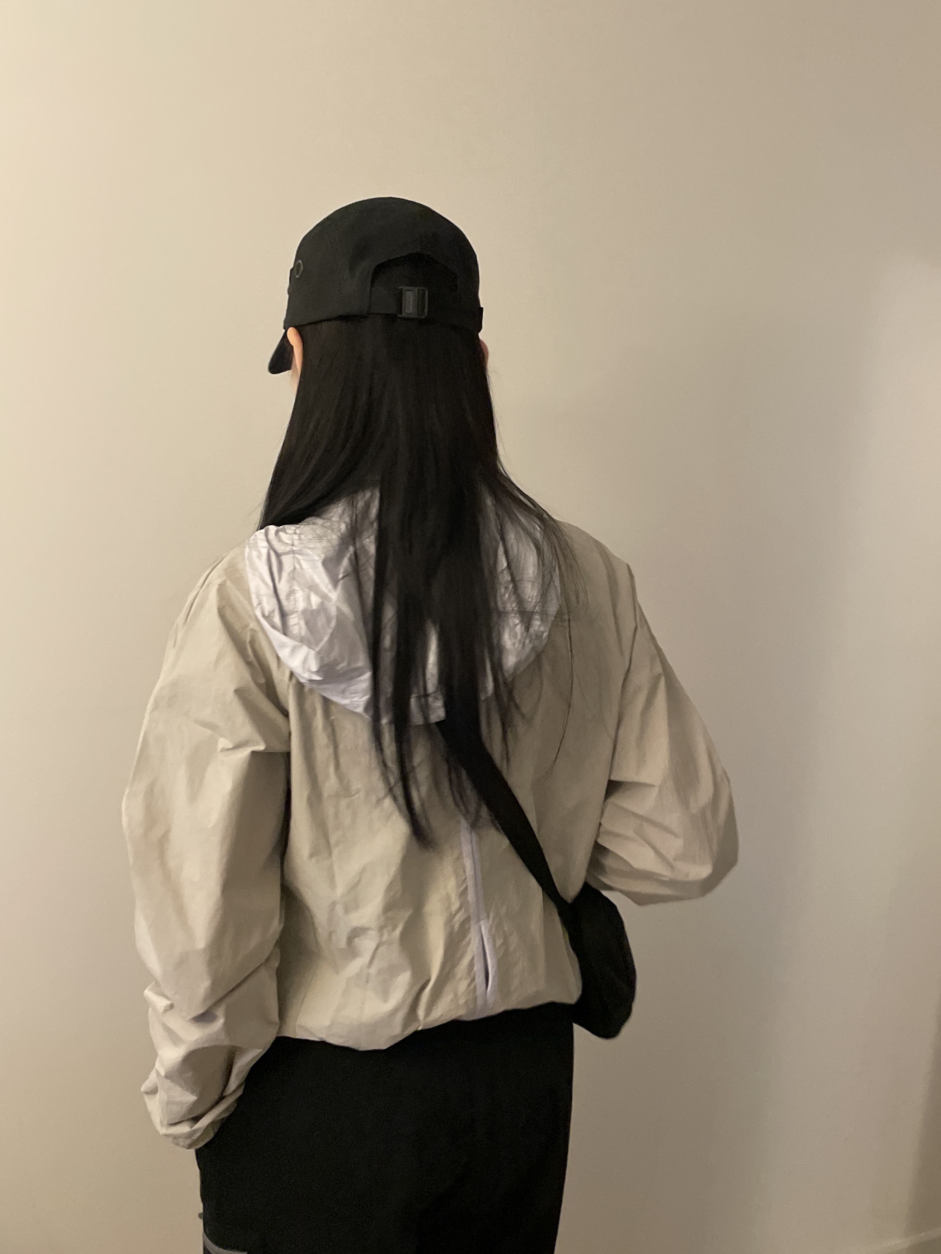 (W) Mischief Tech Shield Windproof Hoodie Jacket Light Grey 착용 스타일 - 2