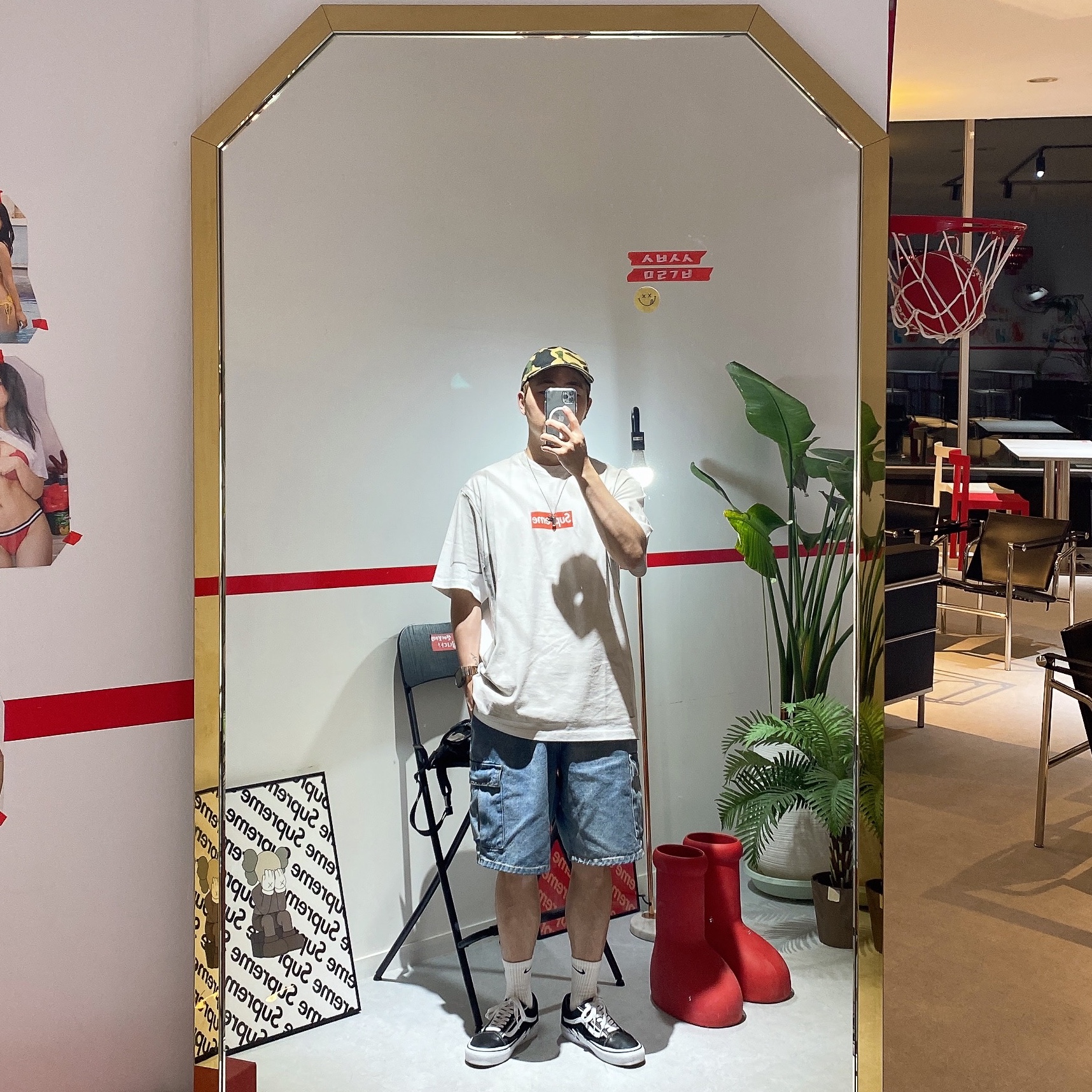 Vans Vault x Mastermind World Old Skool Bolt Black, Supreme x MM6 Maison Margiela Box Logo T-Shirt White - 24SS 착용 스타일 - 1