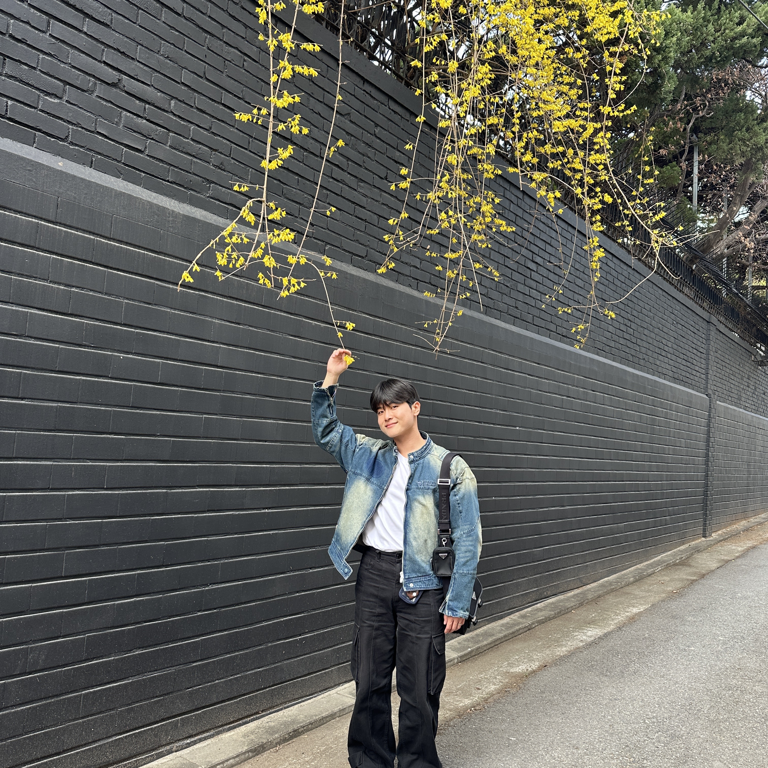 ETCE Denim Racer Jacket Blue, Prada Re-Nylon and Saffiano Leather Shoulder Bag Black 착용 스타일 - 3