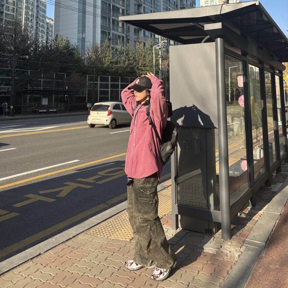 Balenciaga Runner Sneakers Grey Burgundy 착용 스타일 - 3