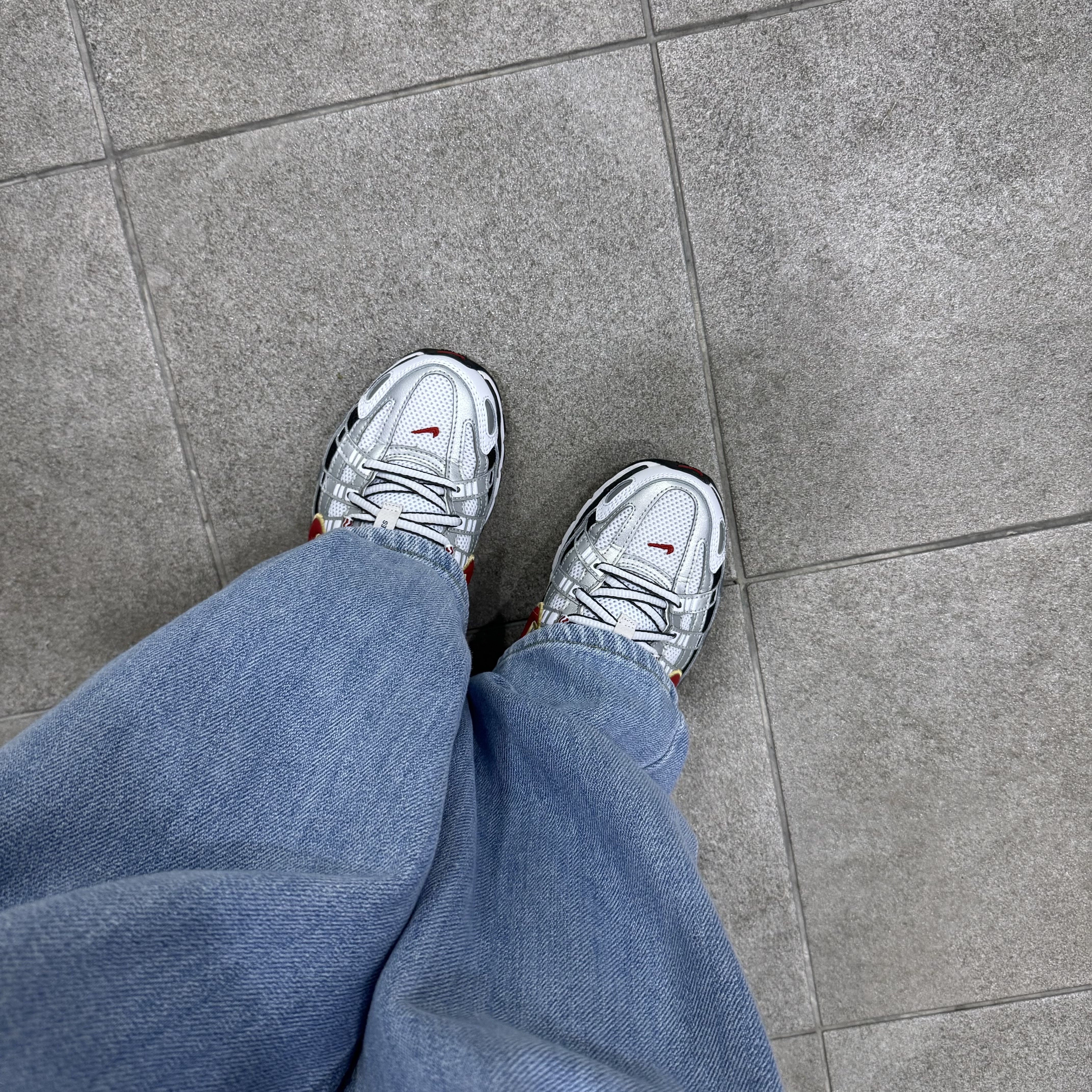 (W) Nike P-6000 Metallic Silver Red 착용 스타일