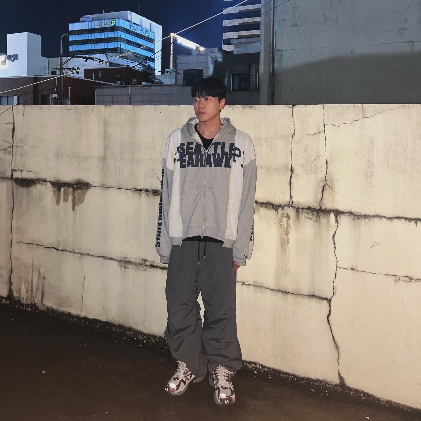 Balenciaga Runner Sneakers Grey Burgundy 착용 스타일