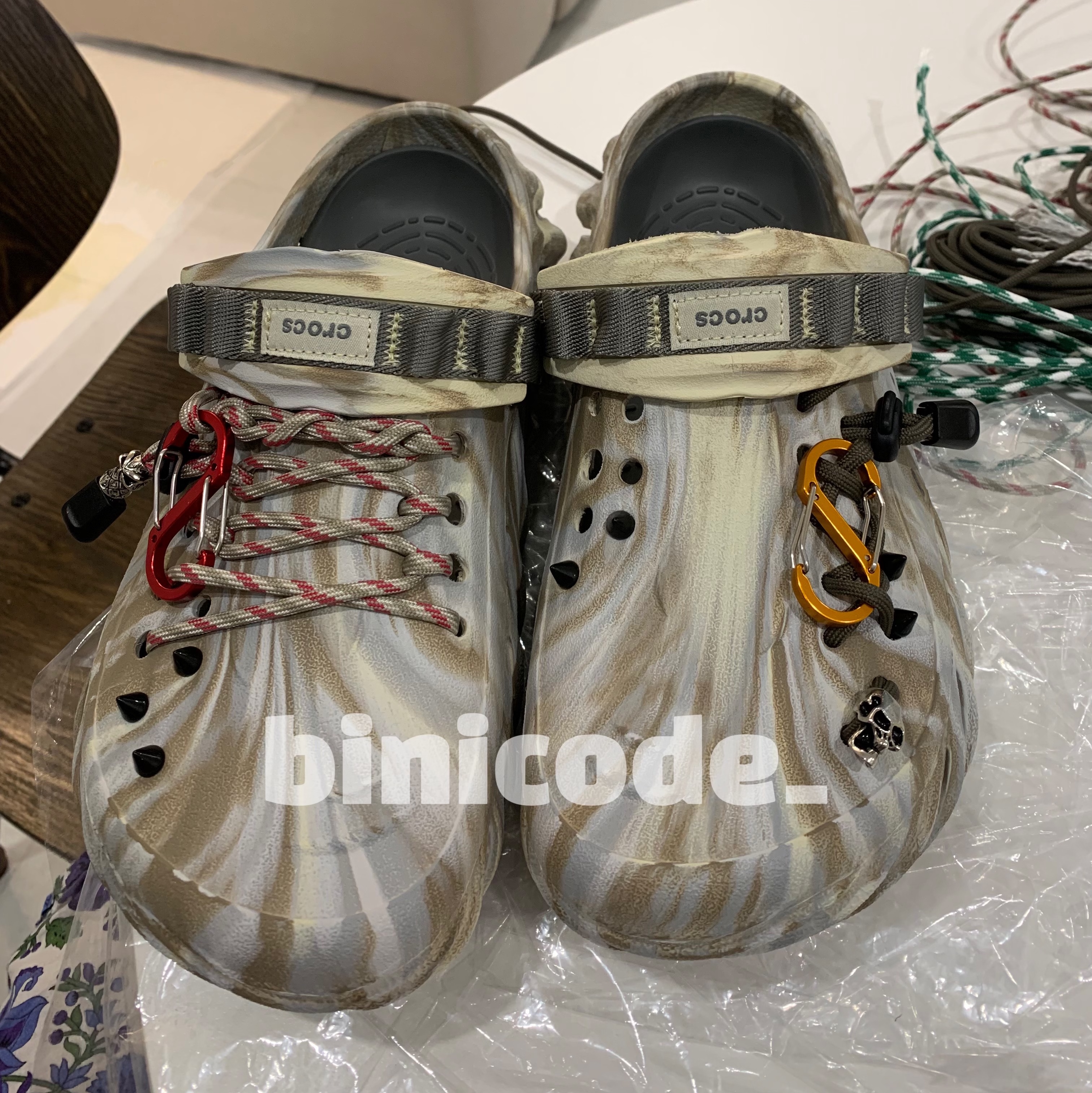 Crocs Echo Marbled Clog Bone Multi 착용 스타일