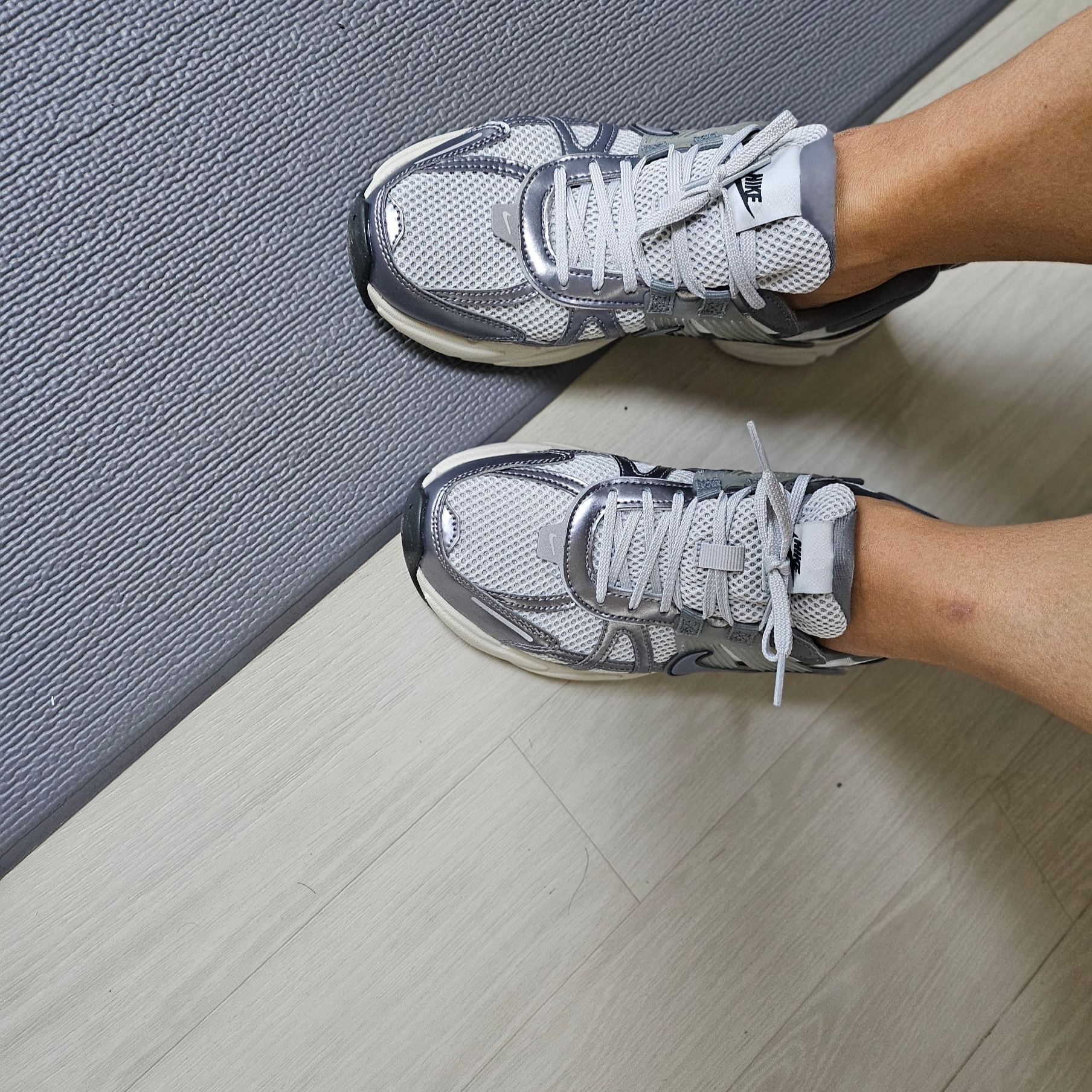 Nike V2K Run Pure Platinum Wolf Grey 착용 스타일
