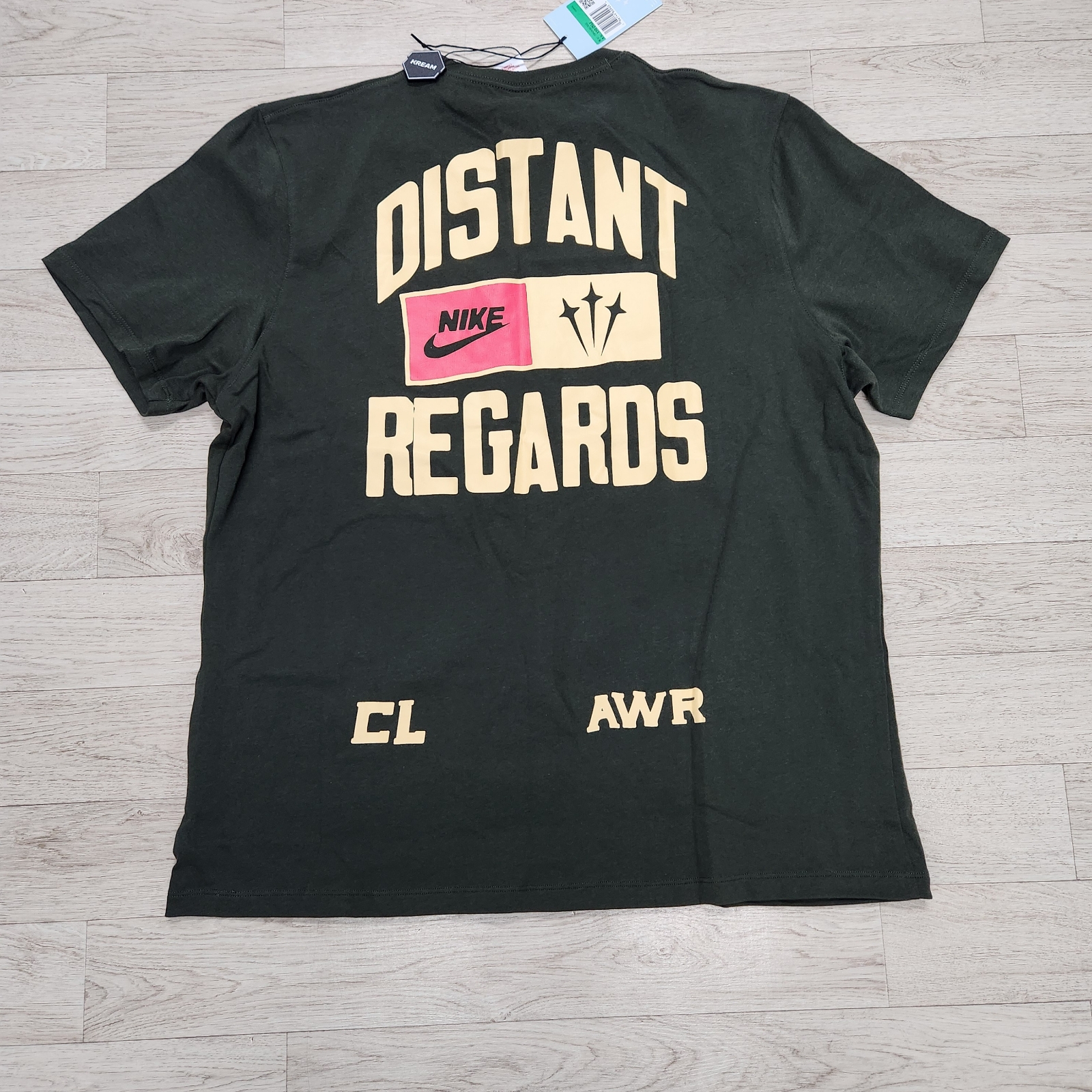 Nike x Drake Nocta x Cactus Plant Flea Market Souvenir Cactus T-Shirt Sequoia (DR2630-355) 착용 스타일 - 4