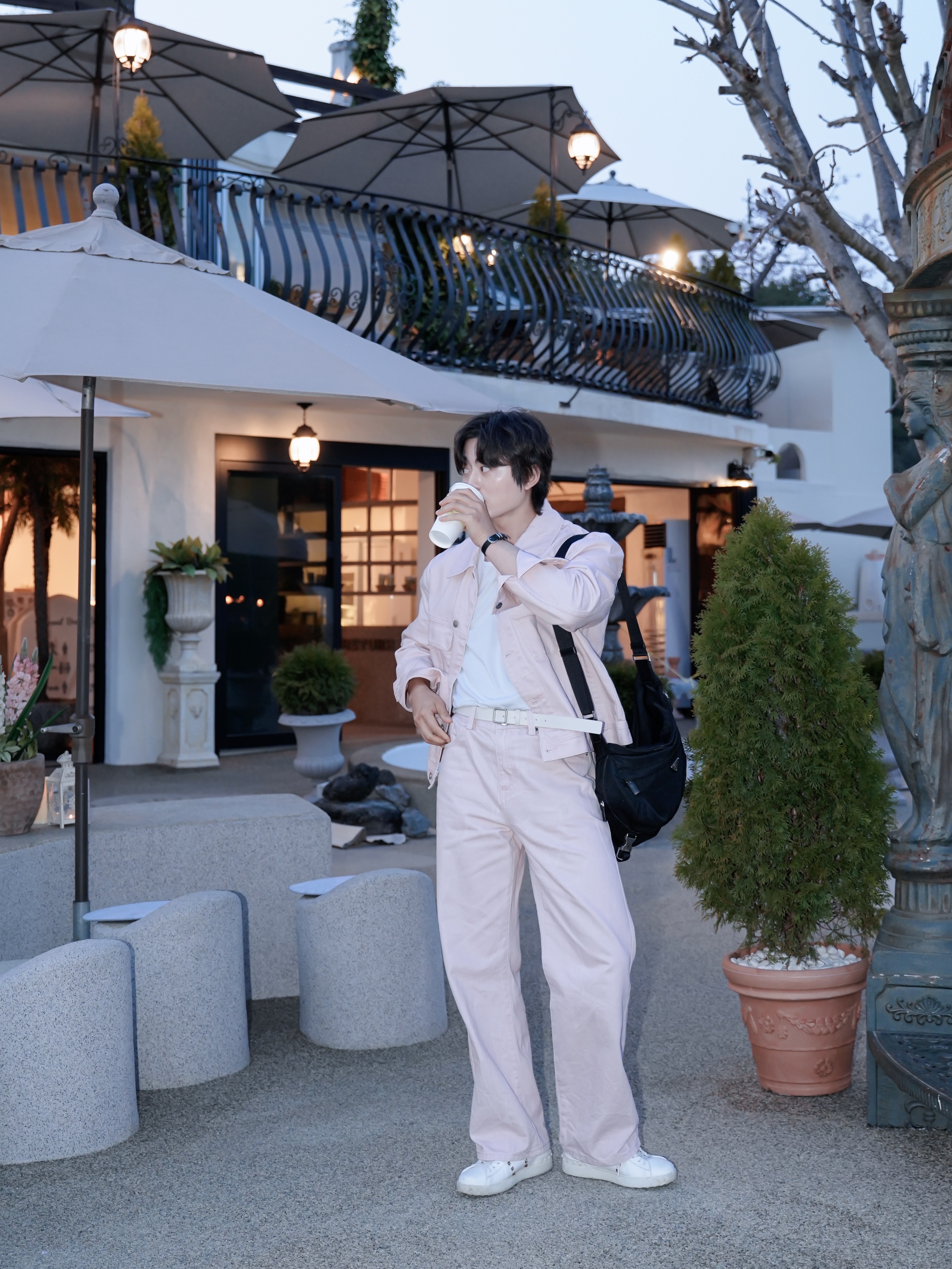 Valentino Rockstud Untitled Sneakers White, Prada Re-Nylon and Saffiano Leather Shoulder Bag Black 착용 스타일 - 2