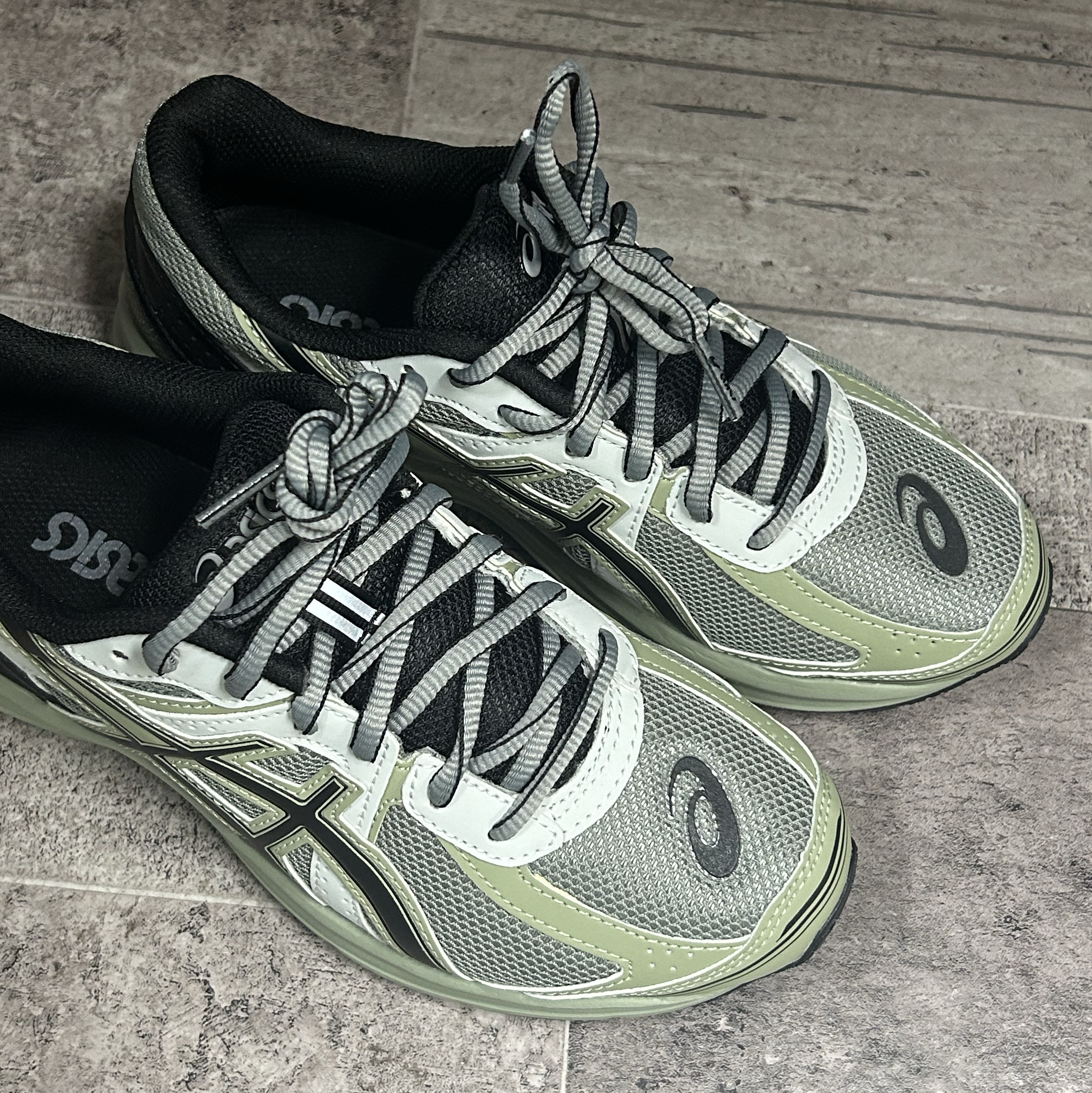 Asics Jog 100 S Sheet Rock - 2E Wide 착용 스타일 - 1