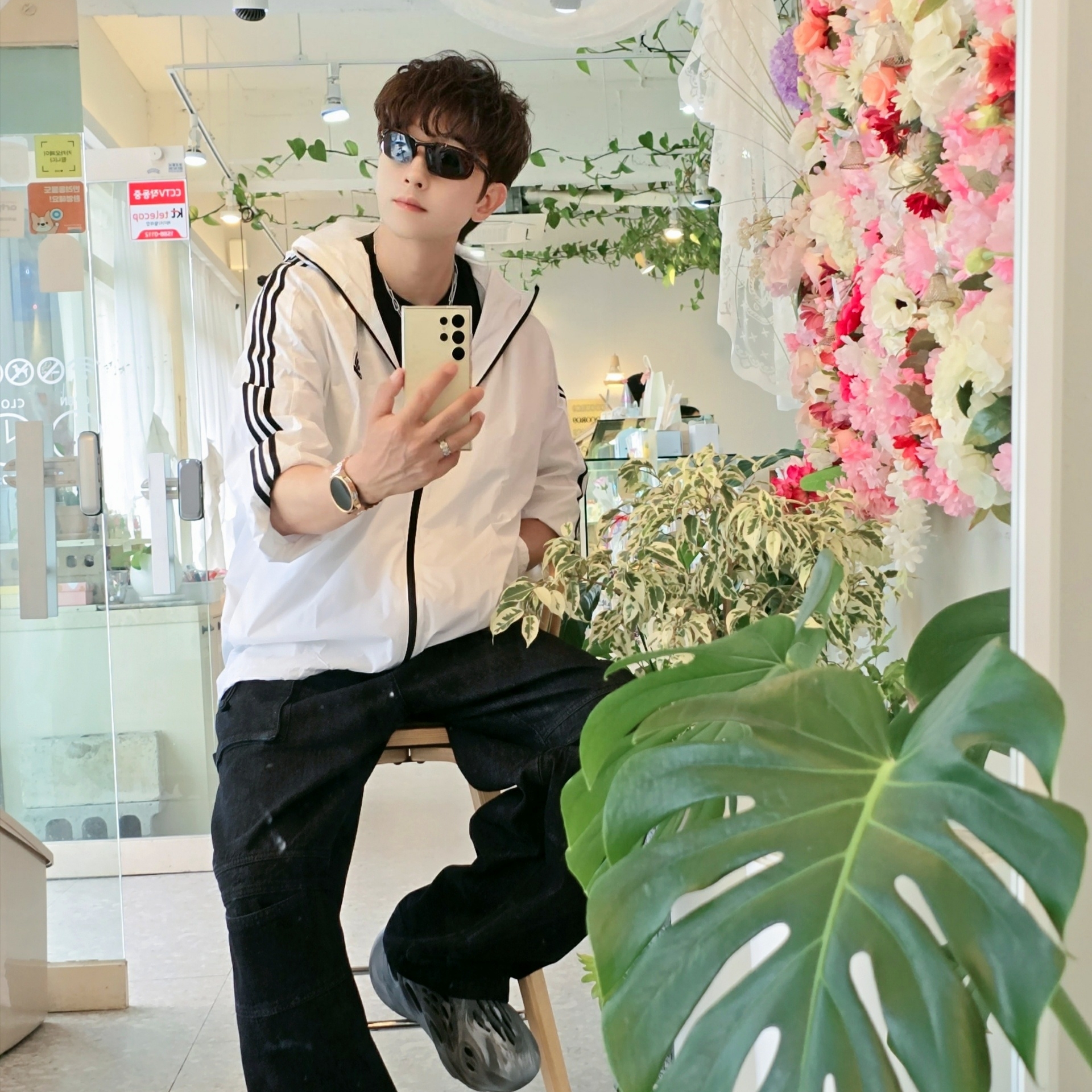 Adidas Essential 3S Woven Windbreaker Jacket White - KR Sizing, Adidas Adicolor Classics Trefoil T-Shirt Black - KR Sizing 착용 스타일 - 2