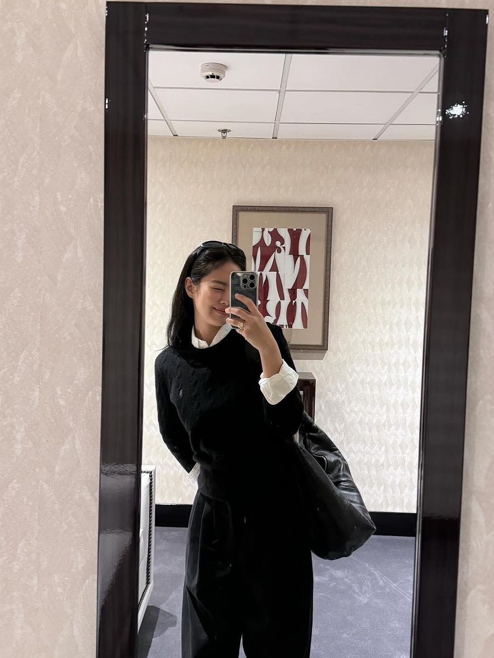 Lemaire Small Croissant Bag Soft Nappa Leather Black, Lemaire Egg Bag Vegetable-Tanned Leather Black 착용 스타일 - 6