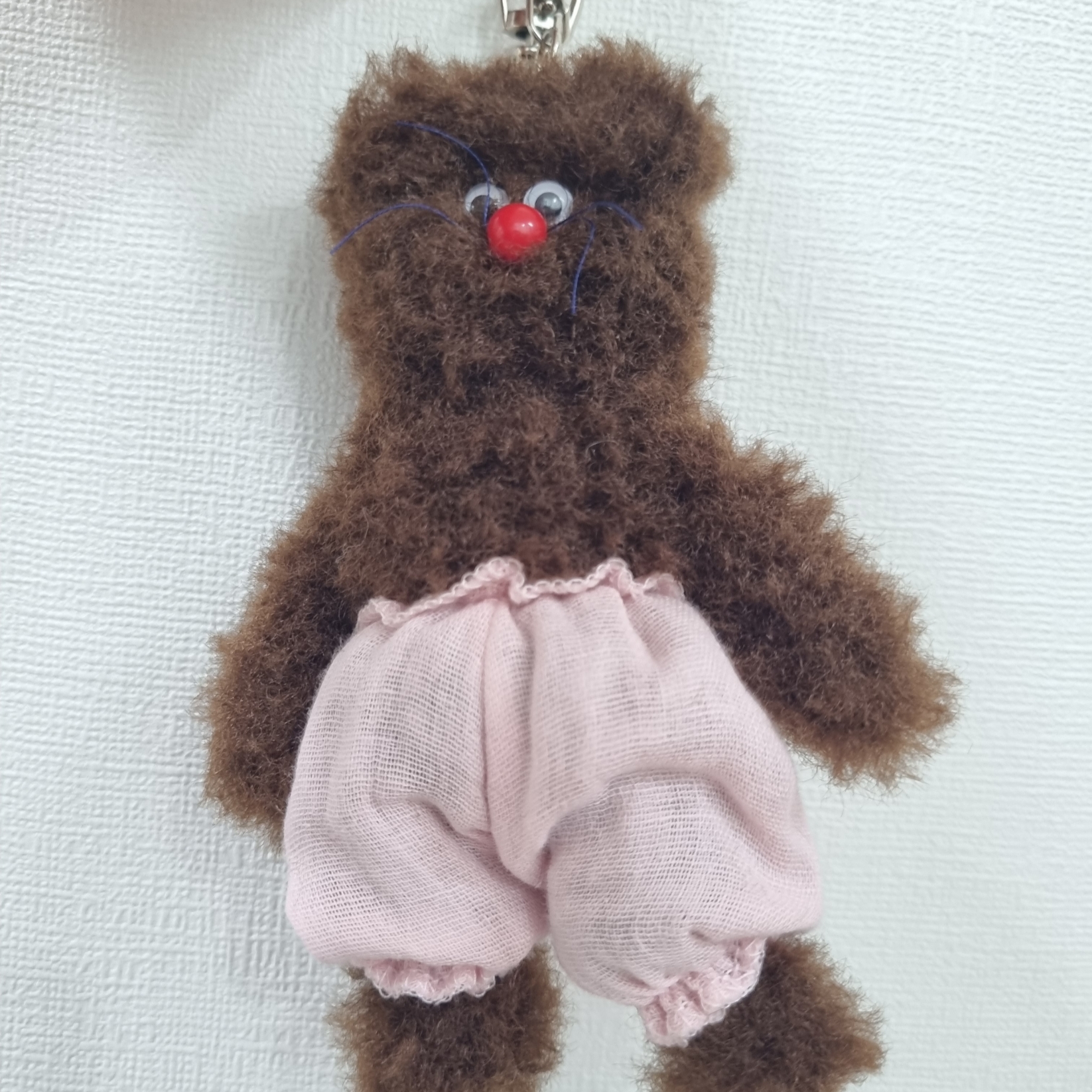 Monamhee Bred Keyring with Pink Pants Brown 착용 스타일