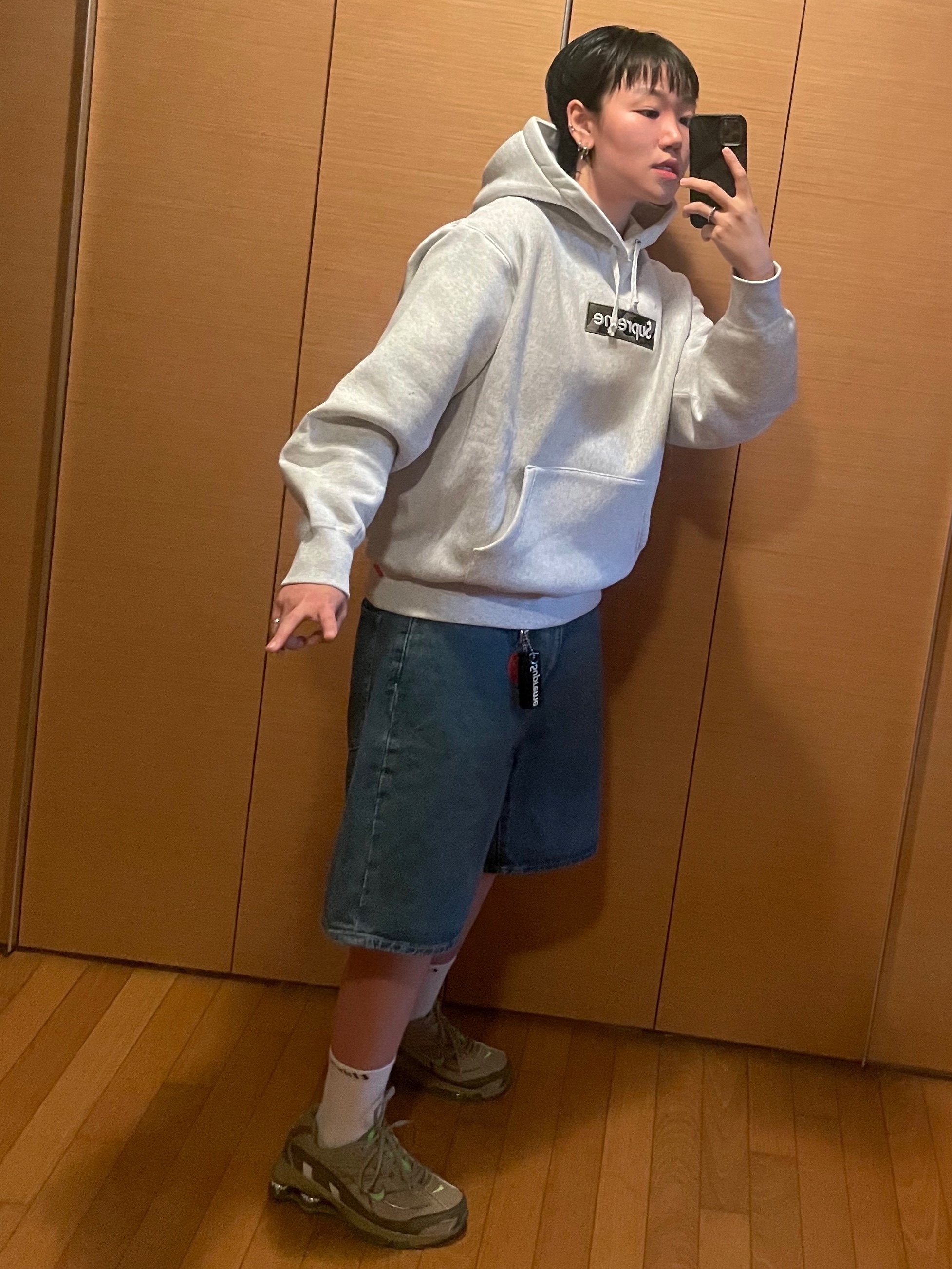 Supreme Box Logo Hooded Sweatshirt Ash Grey - 23FW, Nike x Supreme Shox Ride 2 SP Neutral Olive 착용 스타일 - 1
