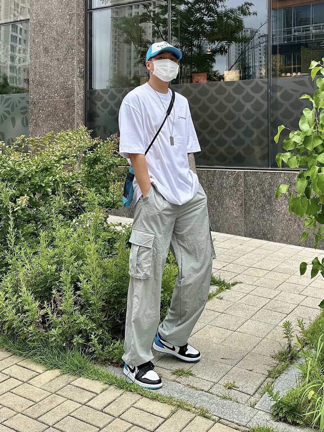 Jordan 1 Retro Low OG Black and Dark Powder Blue 착용 스타일 - 2