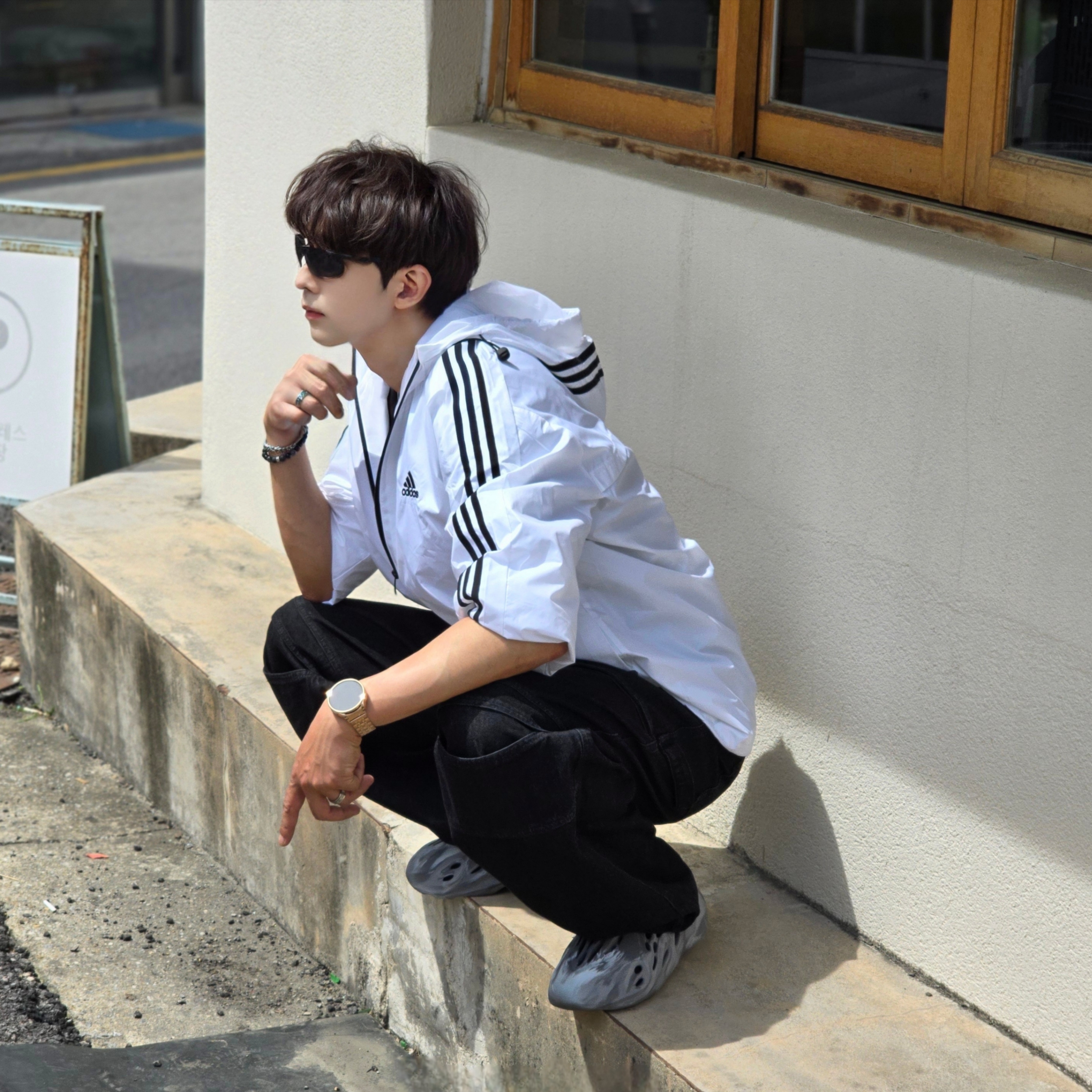 Adidas Essential 3S Woven Windbreaker Jacket White - KR Sizing, Adidas Adicolor Classics Trefoil T-Shirt Black - KR Sizing 착용 스타일 - 2