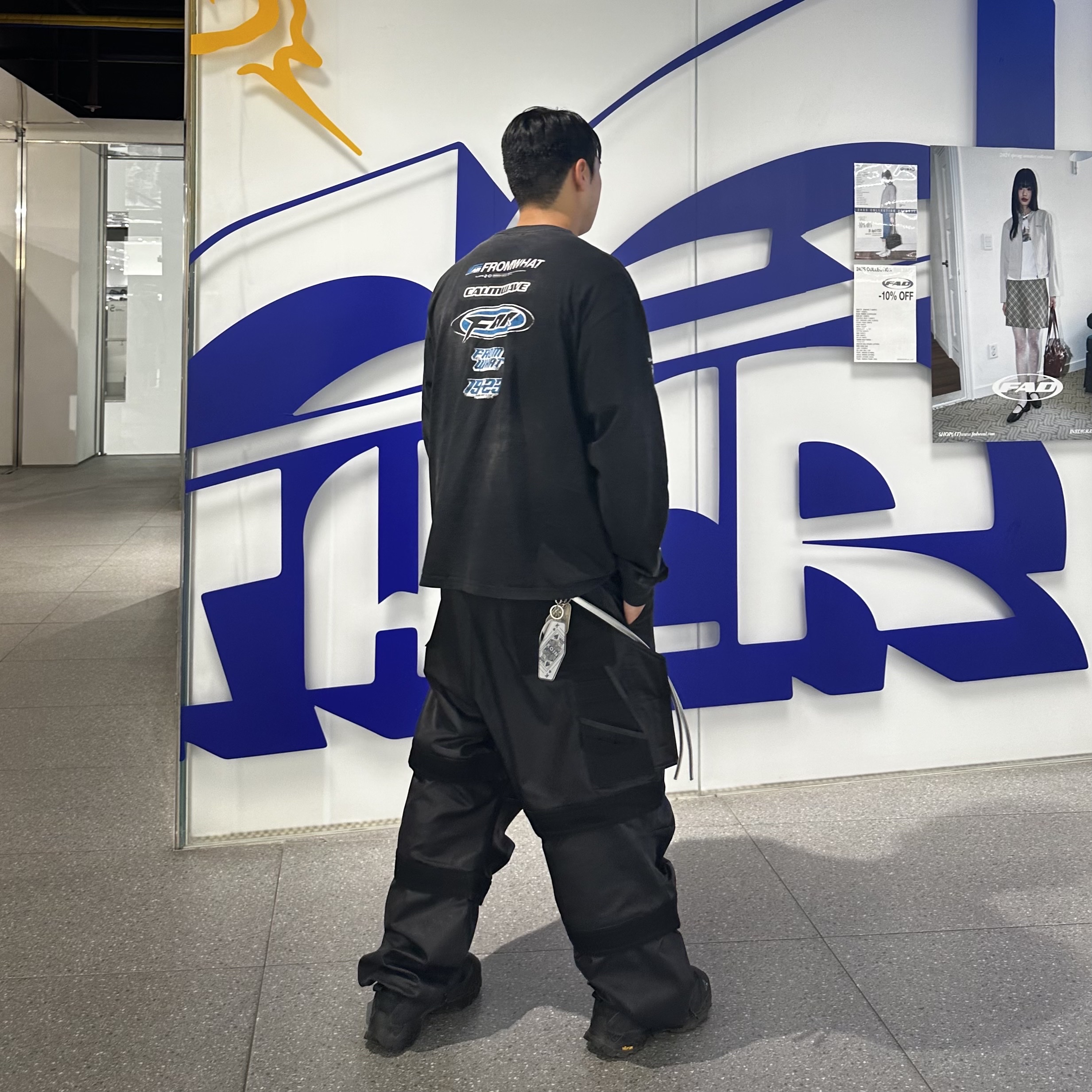 Farfromwhat Far Washed Logo Long Sleeve T-Shirt Black, Roa Hiking Katharina Black 착용 스타일 - 3